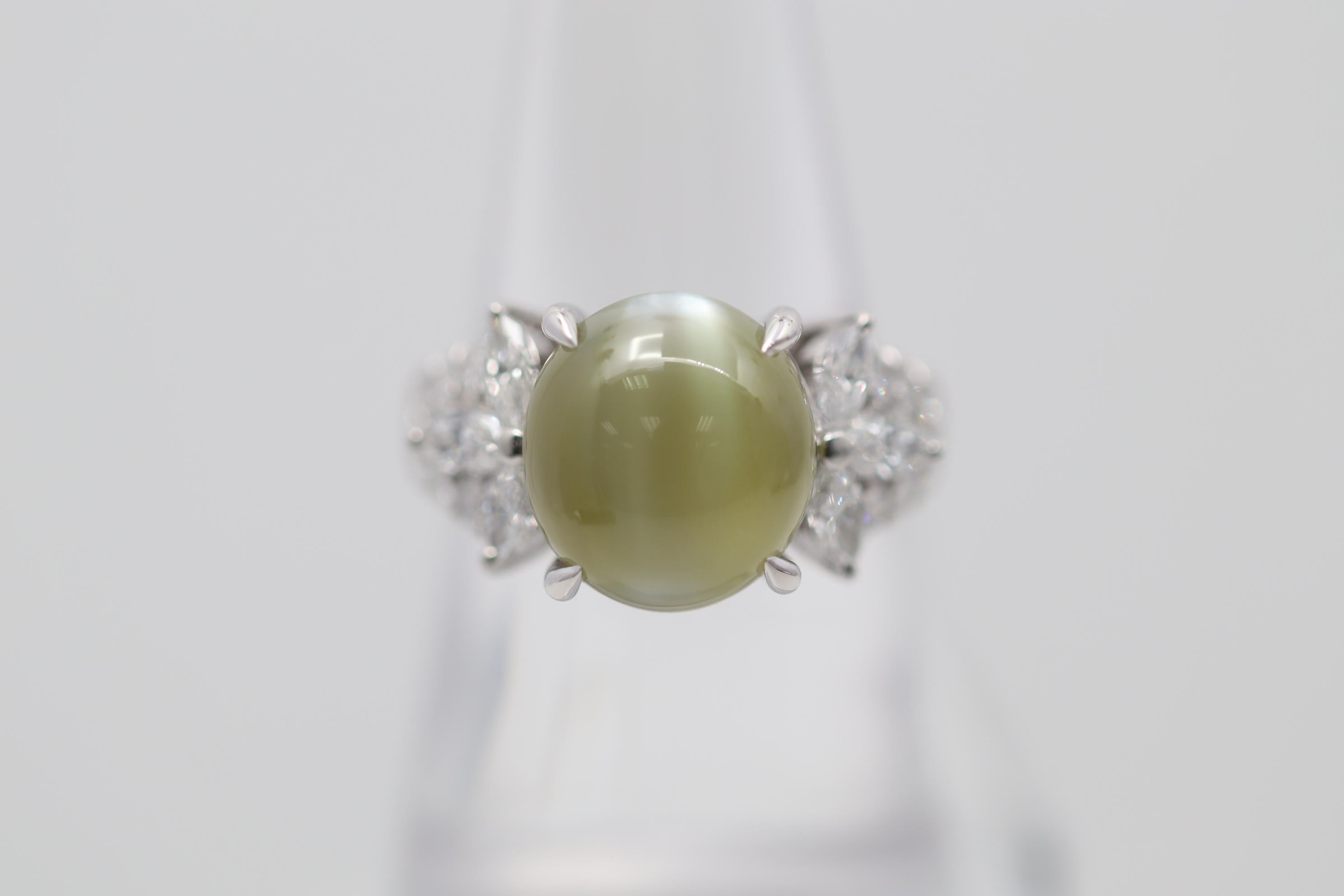 A superb gem-quality cats-eye chrysoberyl weighing an impressive 9.20 carats takes center stage of this platinum made ring. The cats-eye has a lovely yellowish-green color and an exceptional chatoyant eye (cats-eye effect) when a light hits its