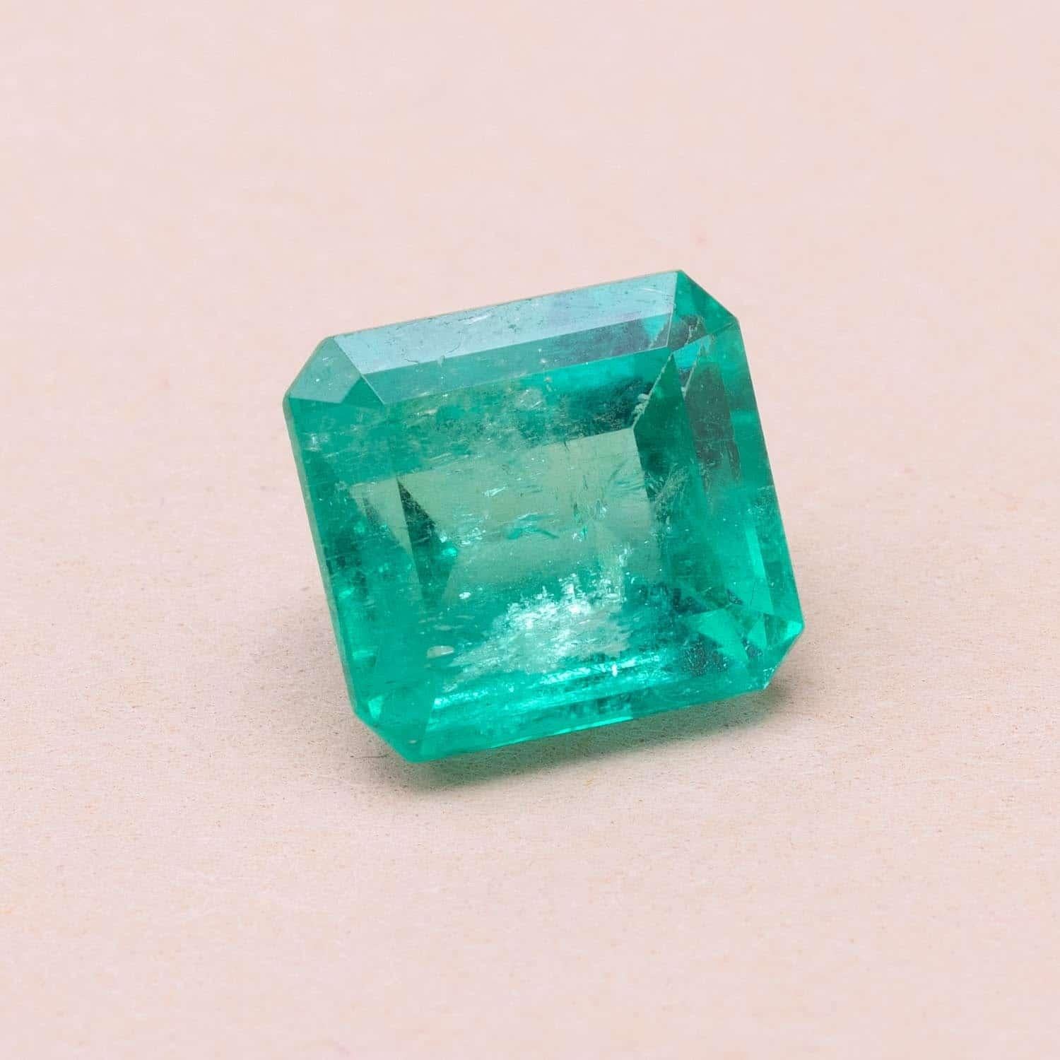 3.43 carats colombian emerald 

Dimensions : 9.37 x 8.65 x 5.73 mm 

Moderate oiling 

GEM certified 

________________________

Emeraude de Colombie pesant 3.43 cts de forme rectangulaire taillée à pans coupés
Dimensions : 9.37 x 8.65 x 5.73