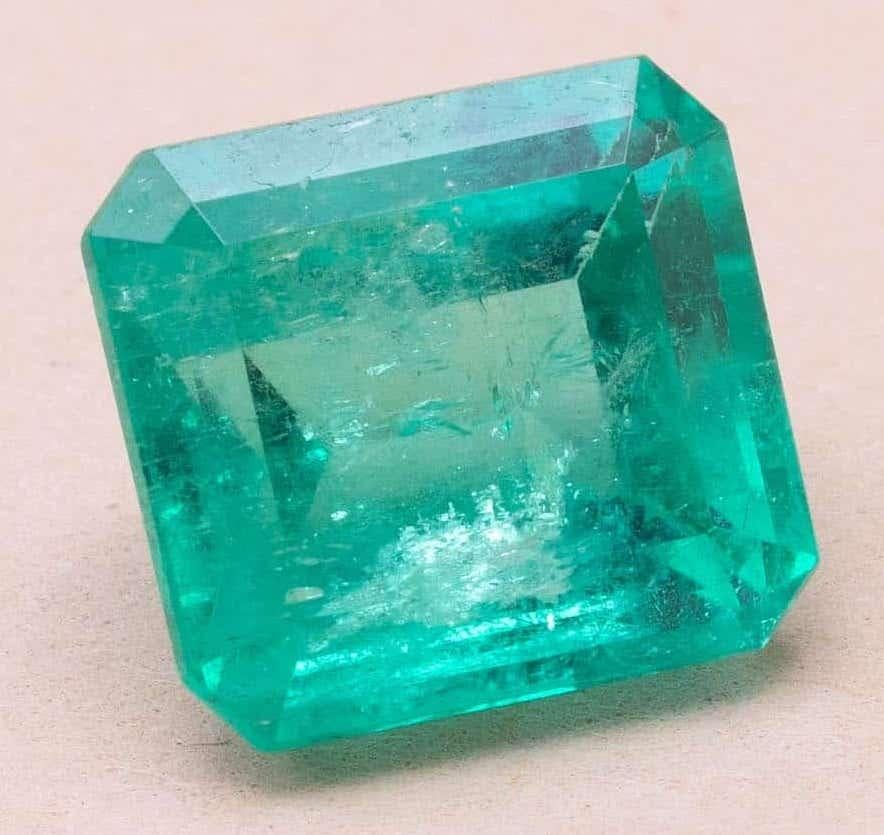 GEM certified 3.43 carats Colombian Emerald  In Excellent Condition For Sale In PARIS, FR