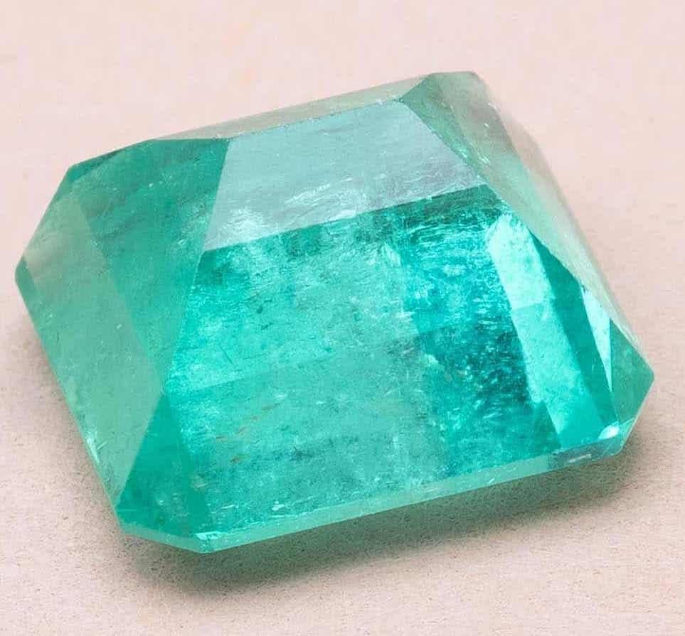 Women's or Men's GEM certified 3.43 carats Colombian Emerald  For Sale