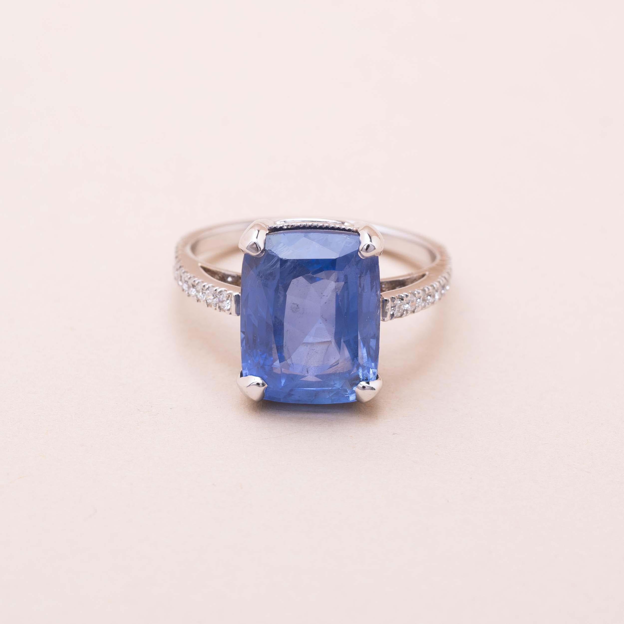 18K white gold 8.12 carats emerald-cut sapphire

Unheated Ceylan deep blue sapphire 

The band is set with 24 brillant-cut diamonds weighting 0.48 carat total 

Ring size : 54.5 FR / 7-7.5 US

Gross weight : 5.51g 

Delivered with a GEM certificate