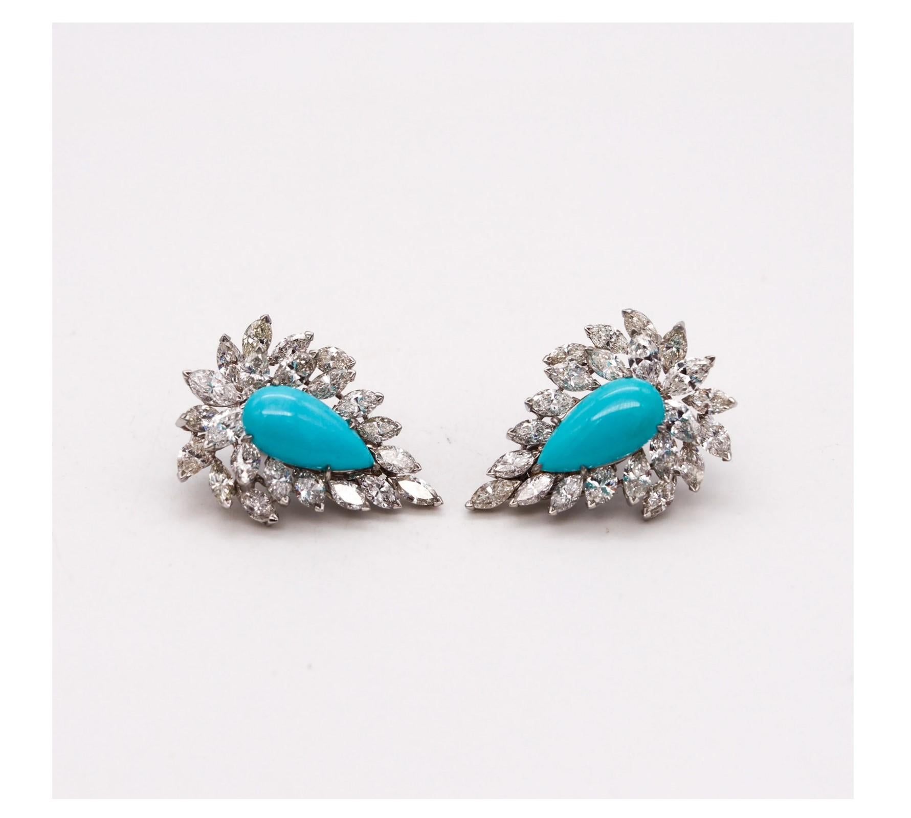 Eccezionale coppia di orecchini da cocktail con gemme incastonate.

Un favoloso paio di orecchini a grappolo, realizzati secondo i modelli Hollywood Regency in platino massiccio .900/.999 e dotati di comodi fondelli francesi a omega per il fissaggio