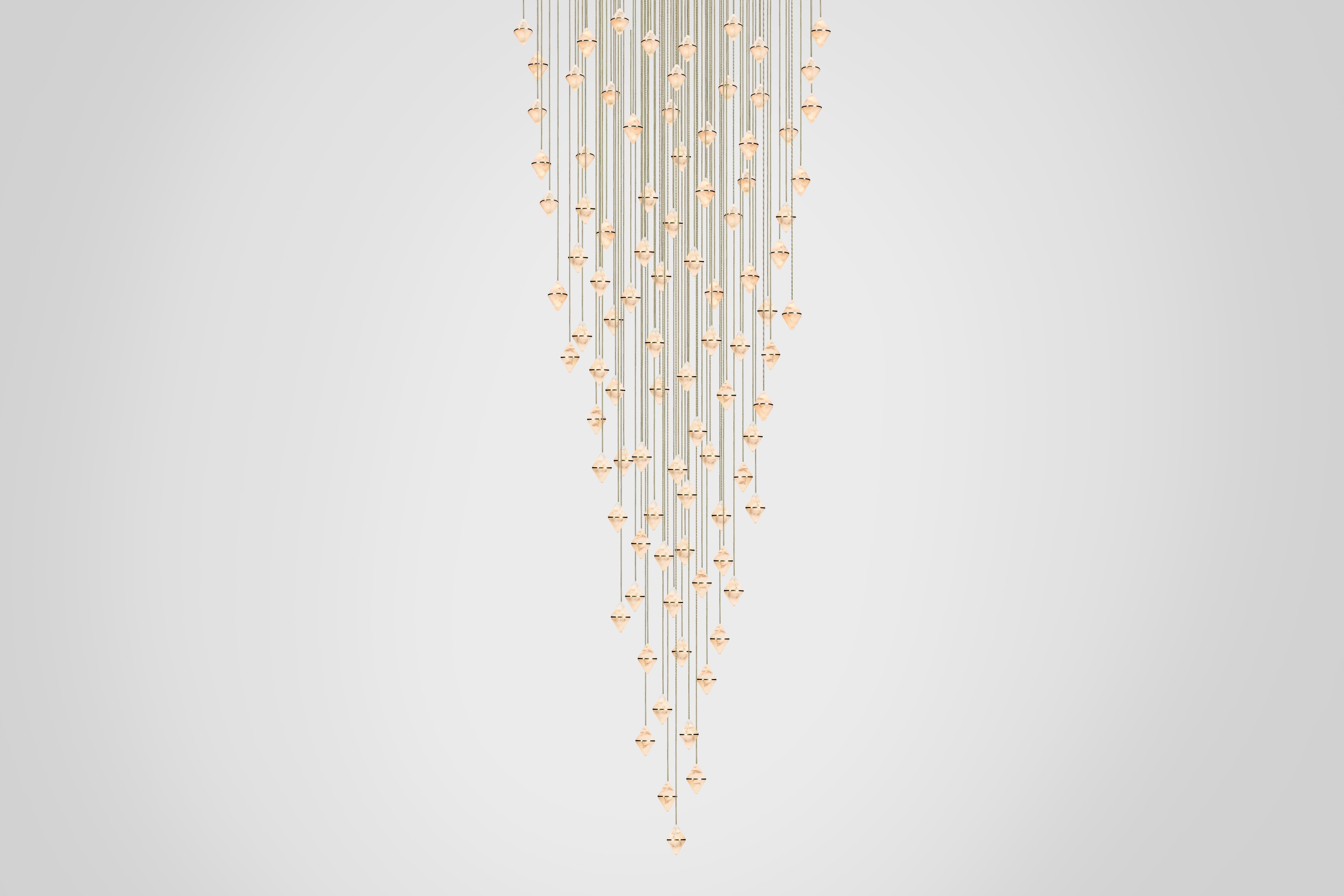 Ispirati dalla bellezza delle pietre preziose e dalla creatività degli artigiani che le lavorano. 

Creato in alabastro, un materiale che ha una lunga storia di utilizzo nelle arti visive. Amato per le sue distinte venature e per le sue splendide