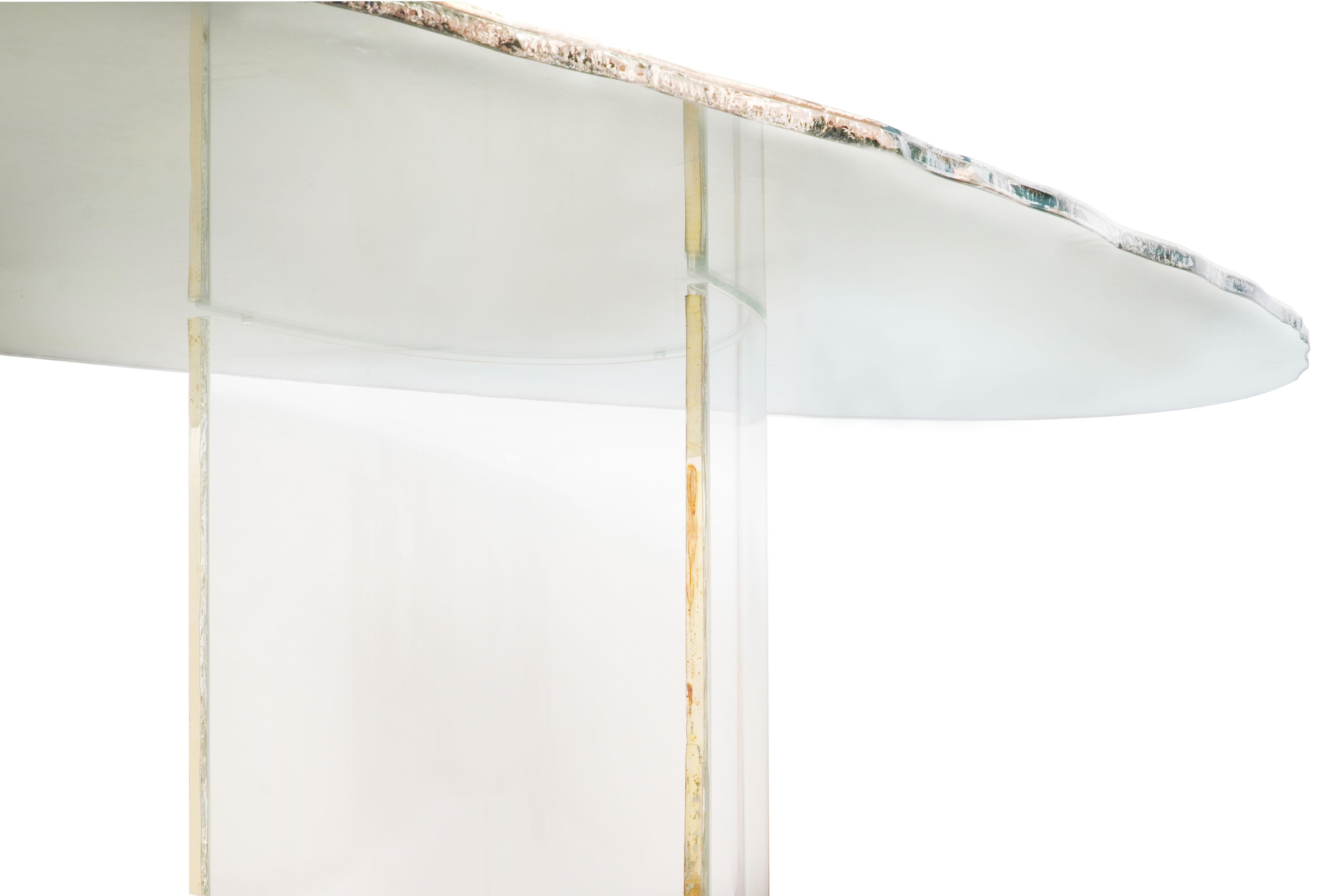 Velours Gem, Table de salle à manger contemporaine 280 Plateau en verre argenté, paire de pieds en plexiglas 