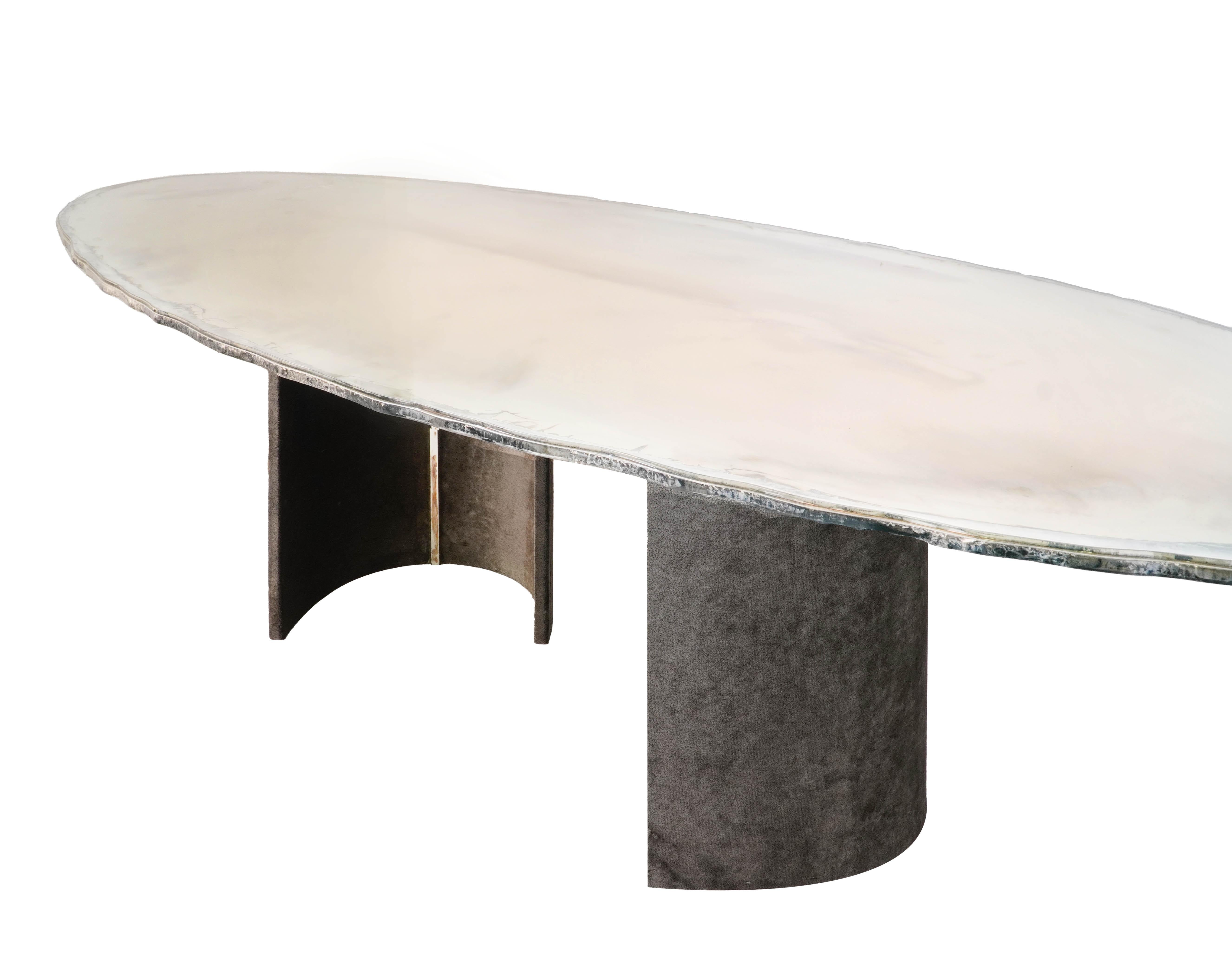 italien Table de salle à manger contemporaine pierre précieuse 280, plateau en verre argenté, paire de pieds en velours en vente