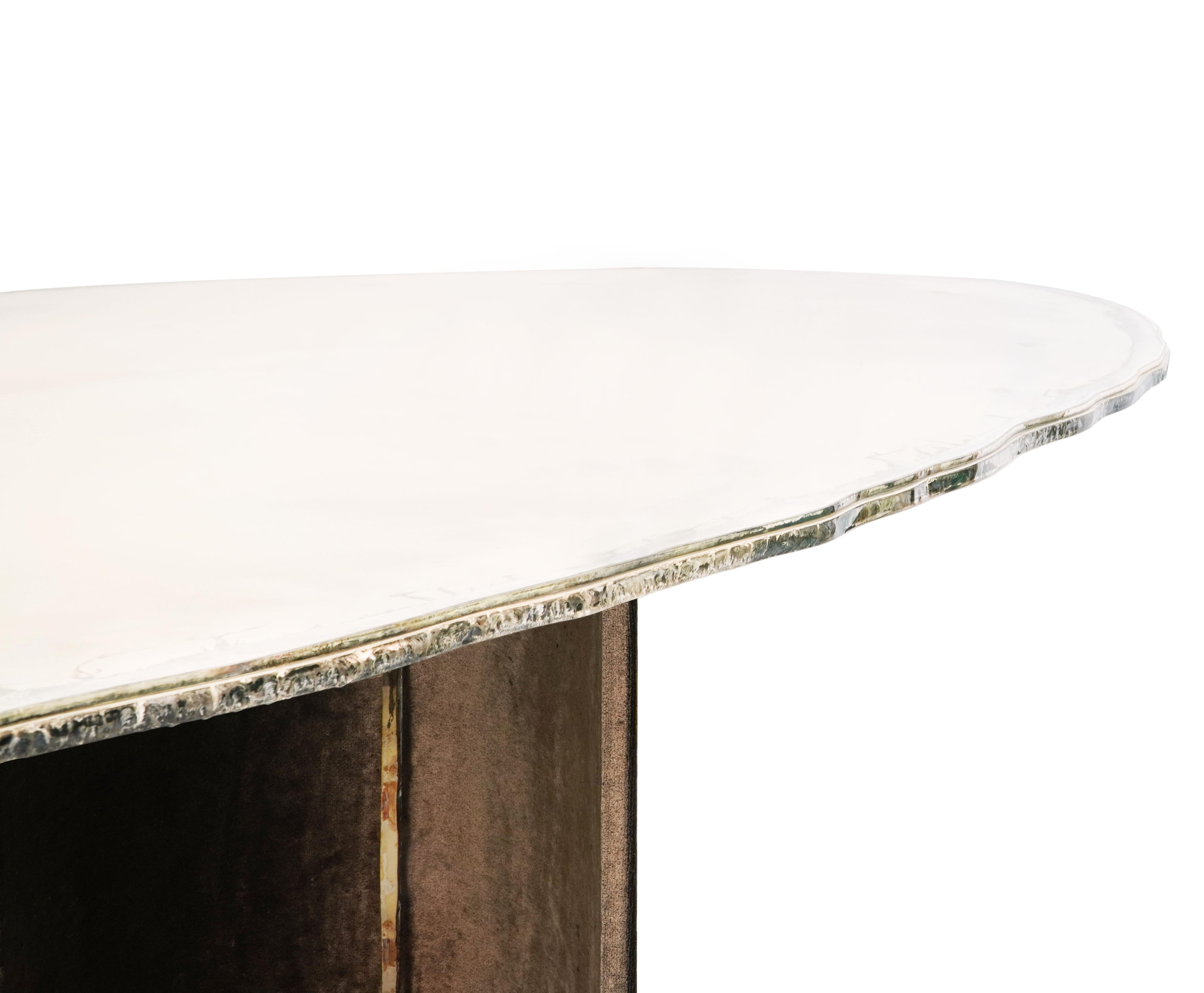 Argenté Table de salle à manger contemporaine pierre précieuse 280, plateau en verre argenté, paire de pieds en velours en vente