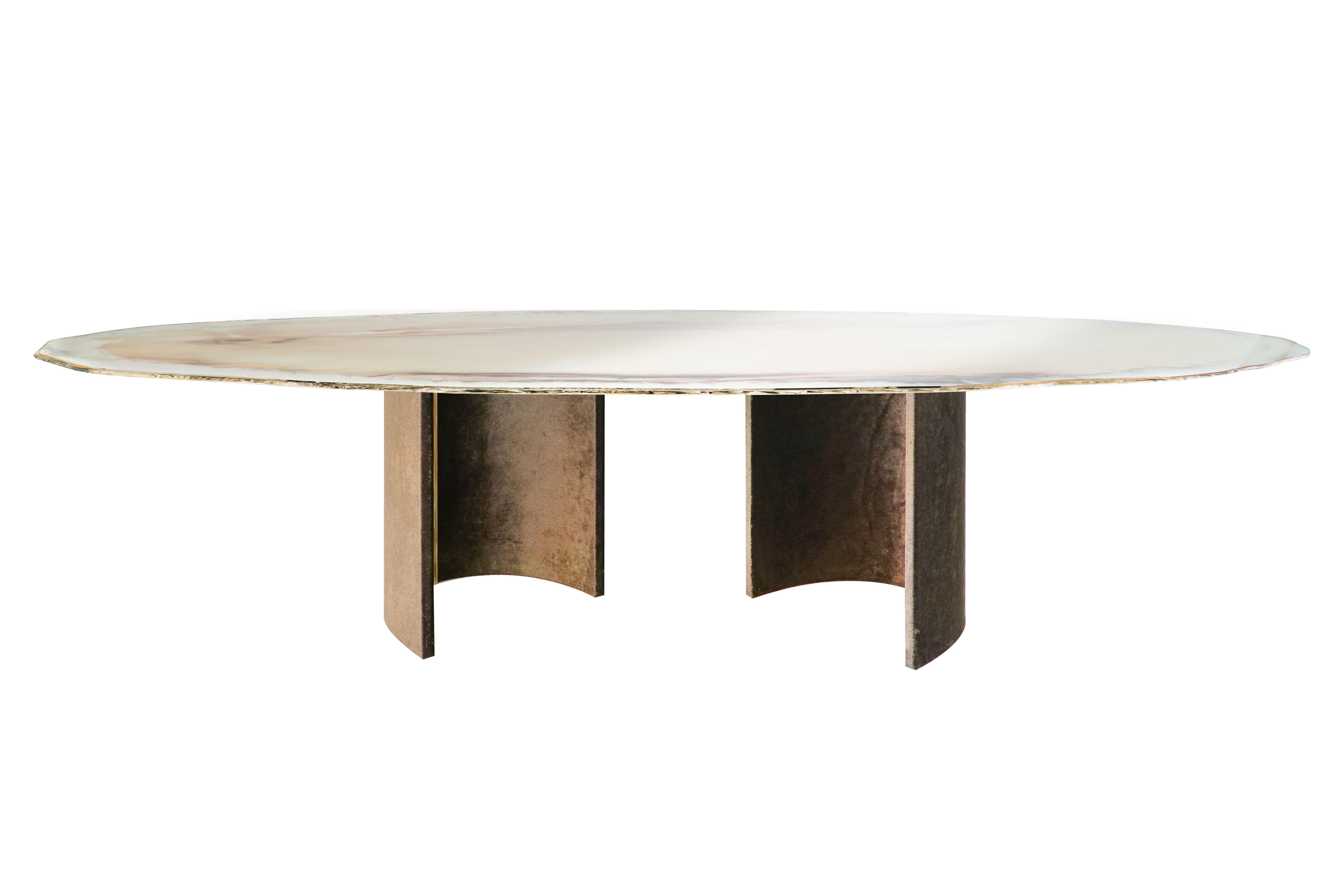 Moderne Table de salle à manger contemporaine pierre précieuse 280, plateau en verre argenté, paire de pieds en velours en vente
