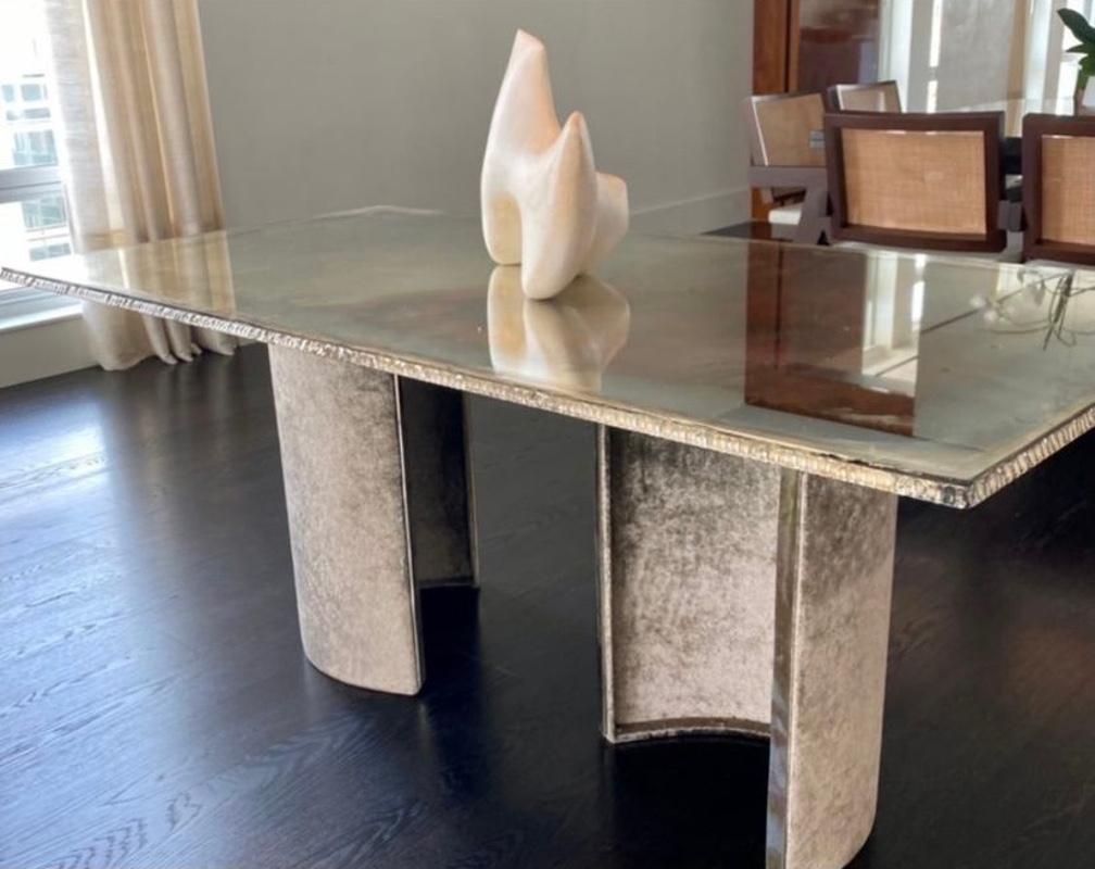 Table de salle à manger contemporaine pierre précieuse 280, plateau en verre argenté, paire de pieds en velours en vente 2