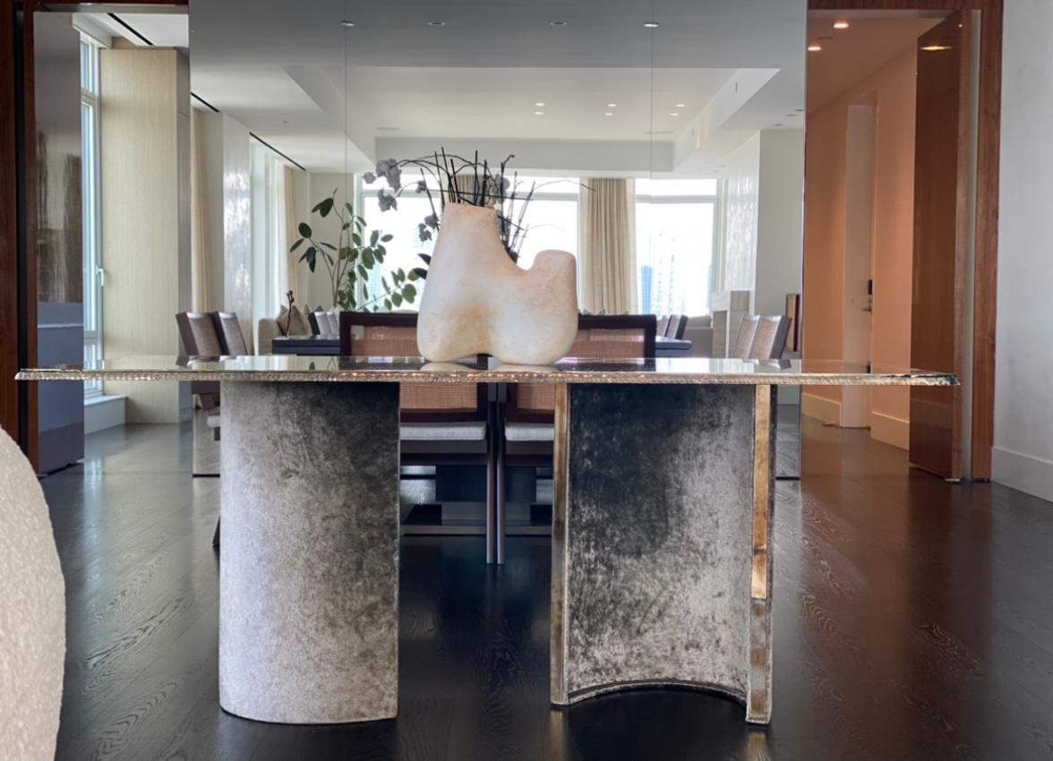 Table de salle à manger contemporaine pierre précieuse 280, plateau en verre argenté, paire de pieds en velours en vente 3