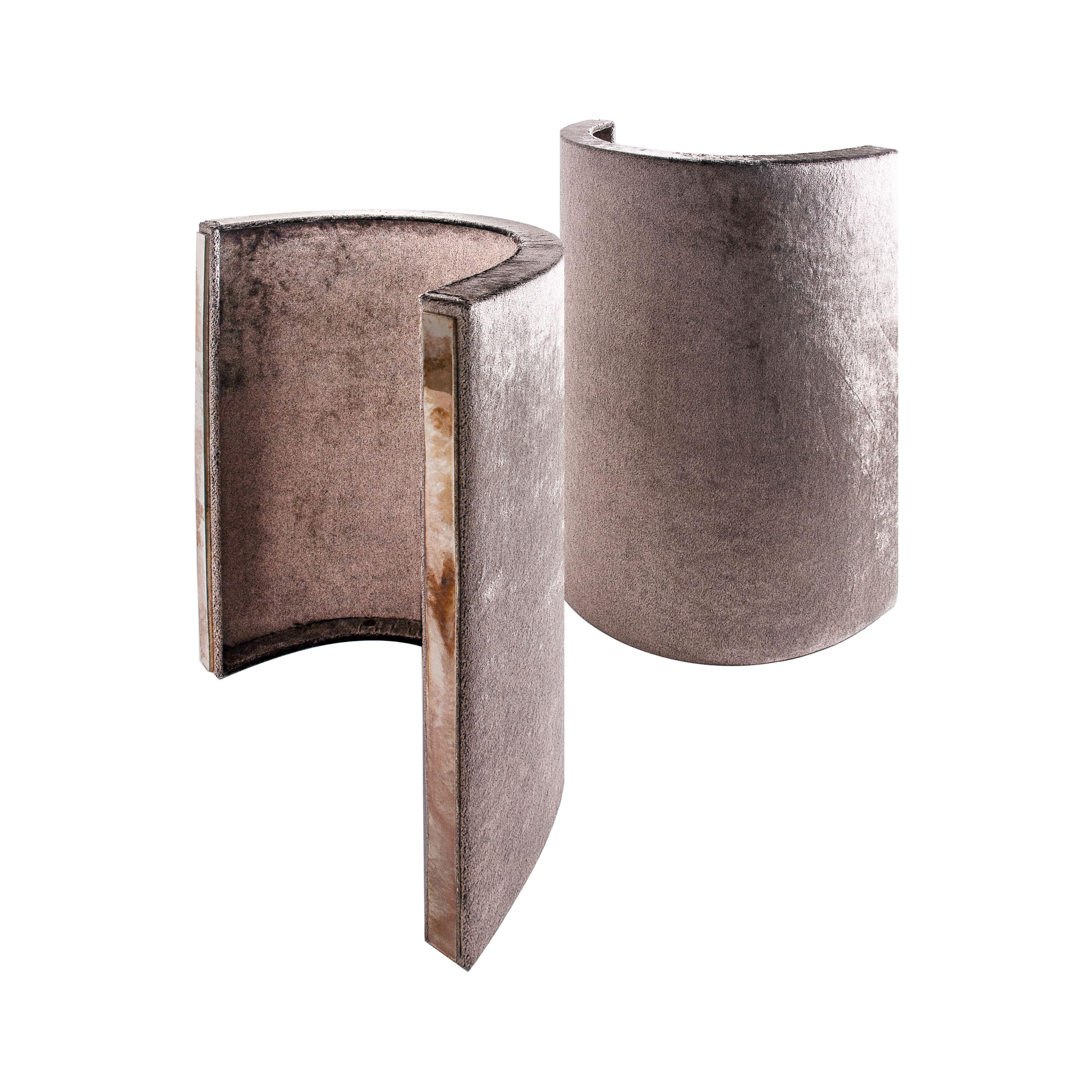 Velours Table de salle à manger contemporaine pierre précieuse 200, plateau en verre argenté, paire de pieds en velours « Gem » en vente