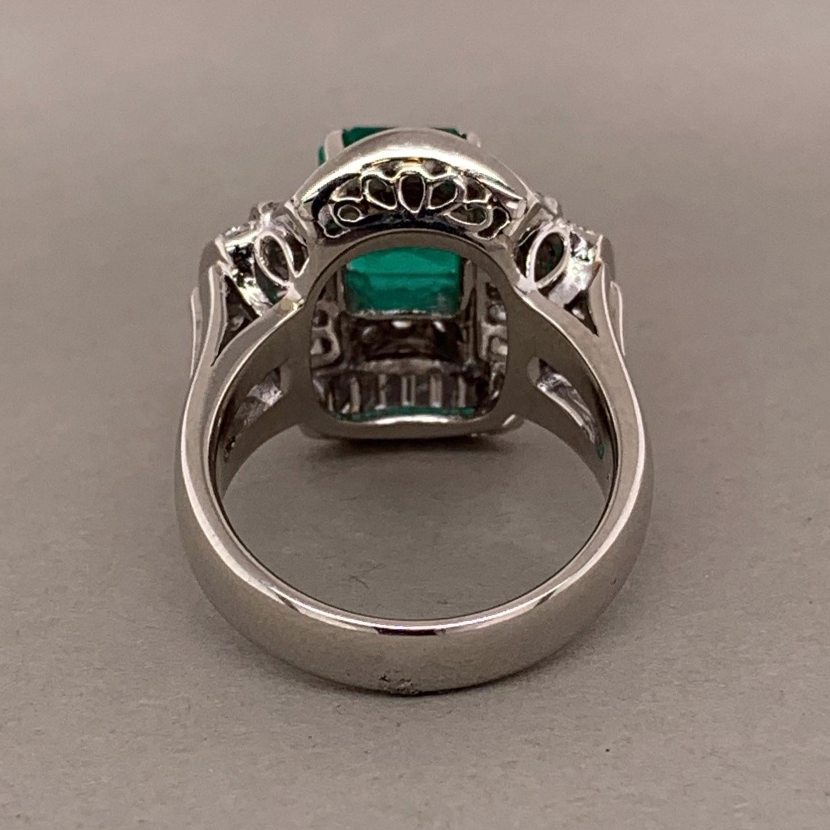 Gem Emerald Diamond Platinum Ring In New Condition For Sale In Beverly Hills, CA