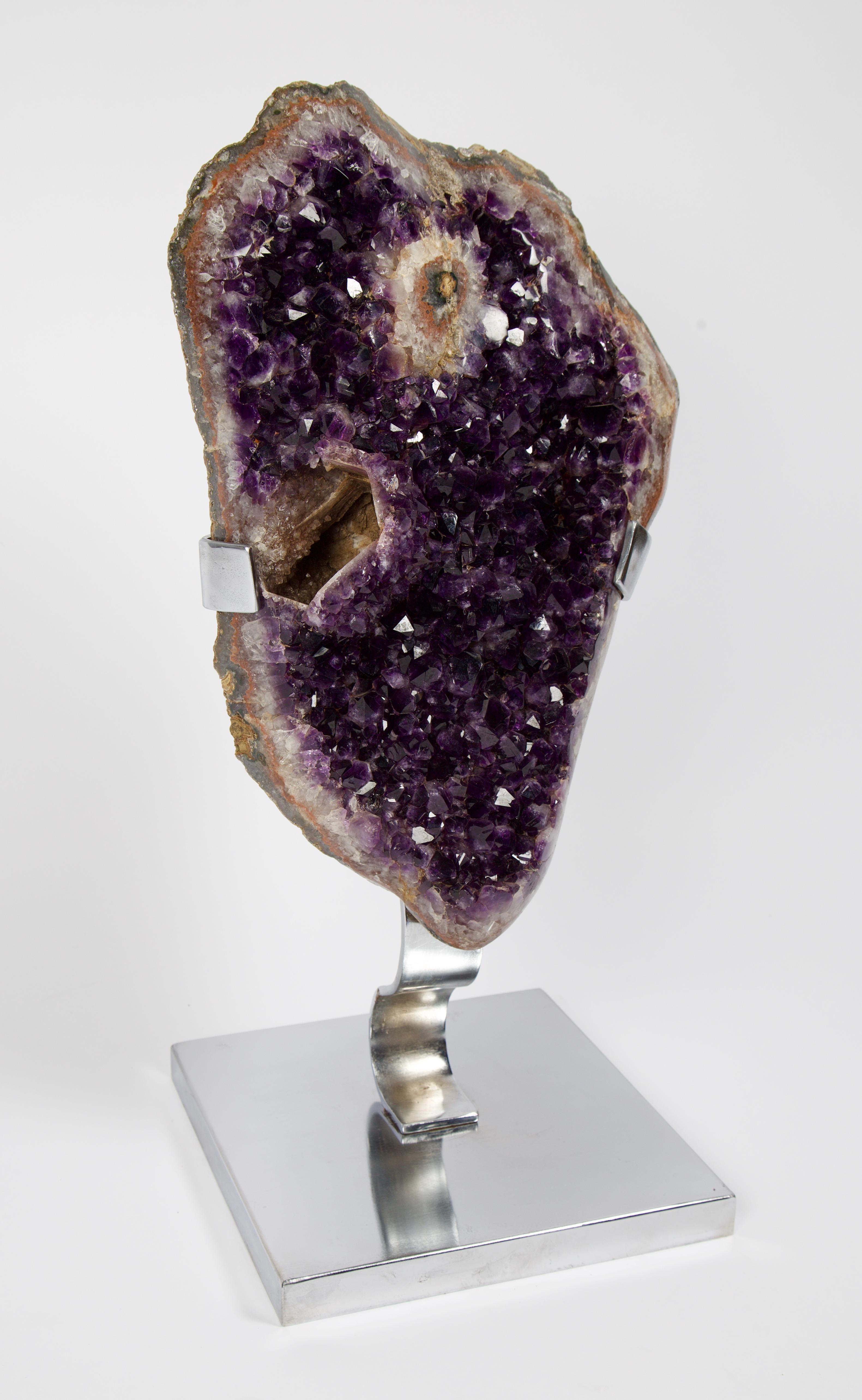 Organico moderno Scultura di geode di ametista di grado gemmologico in vendita