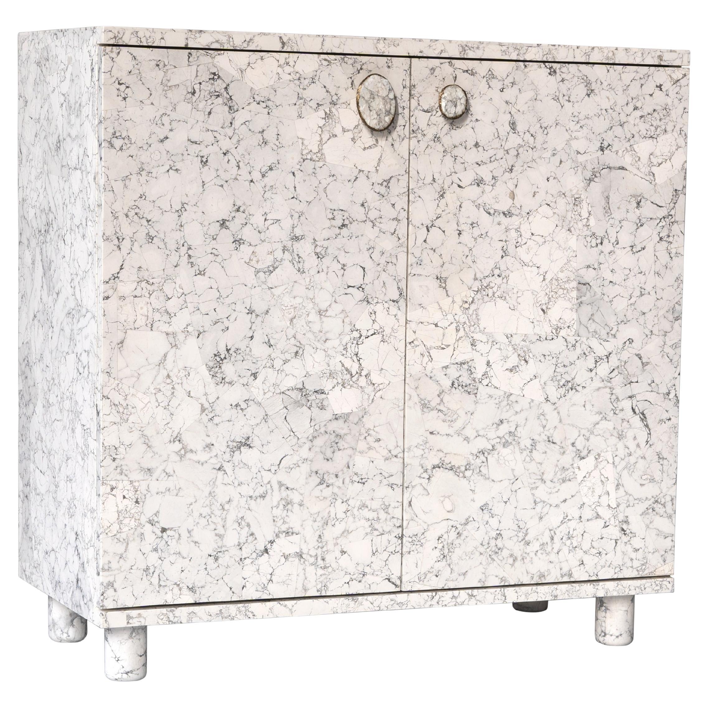 Armoire basse Gem de DeMuro Das en Howlite et bronze ancien massif