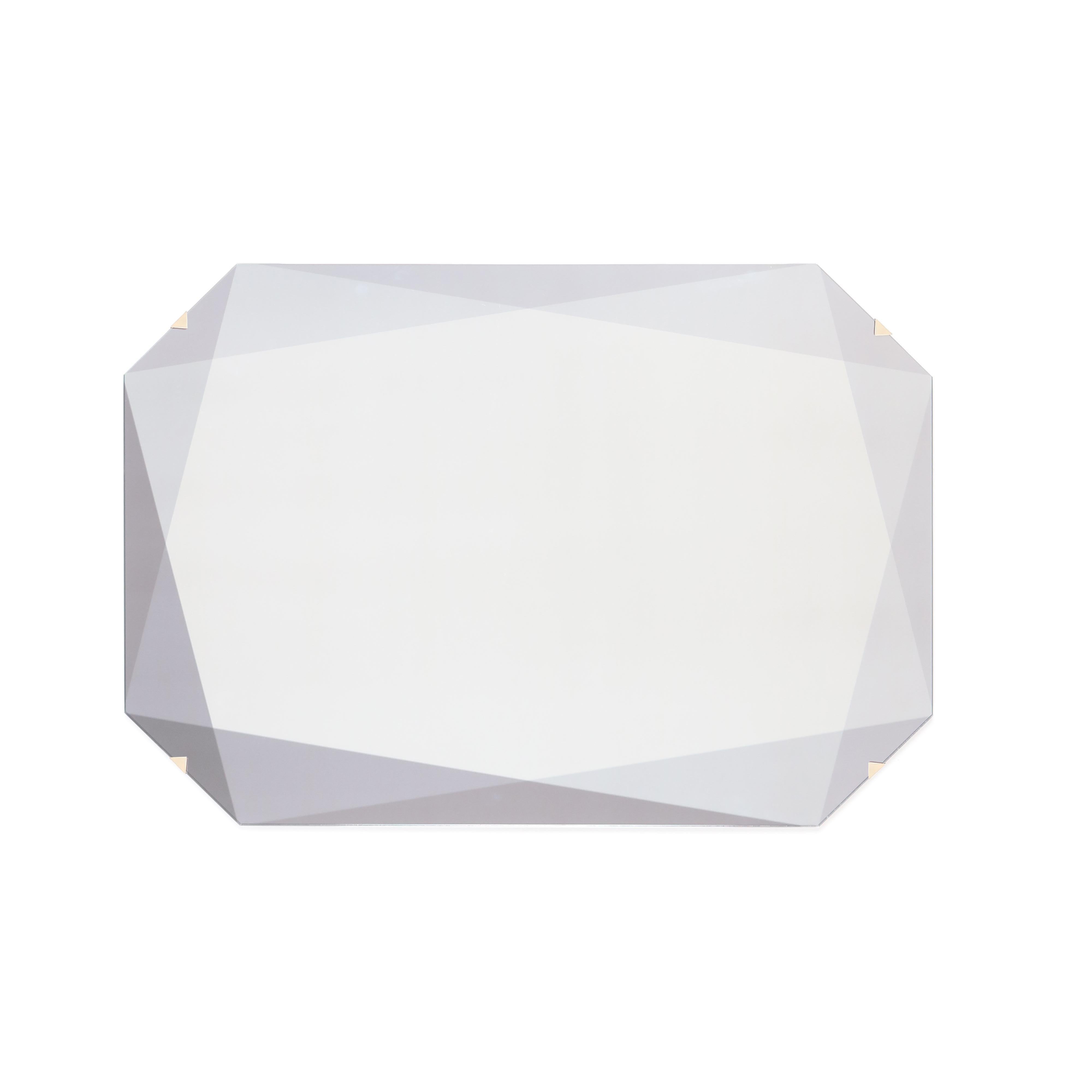 Nach dem Erfolg unserer Edelsteintische erforscht unsere neue Spiegelkollektion die Facetten der Edelsteine durch Farbschichten und unterschiedliche Transparenz. Dieser smaragdförmige Edelsteinspiegel besteht aus eisenarmem klarem/eisenarmem