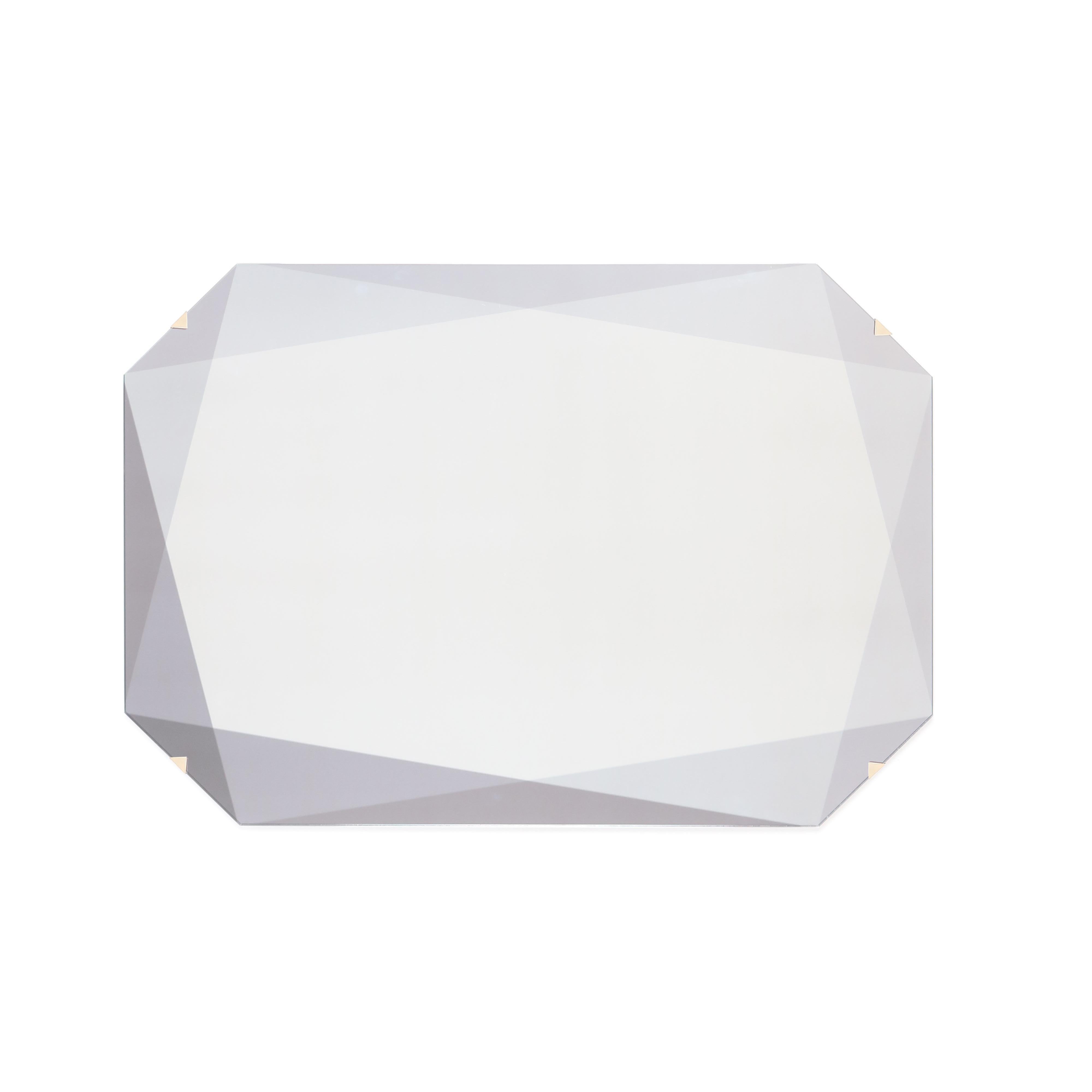 Suite au succès de nos tables de pierres précieuses, notre nouvelle collection de miroirs explore les facettes des pierres précieuses à travers des couches de couleurs et des transparences variées. Ce miroir de forme émeraude est composé de verre