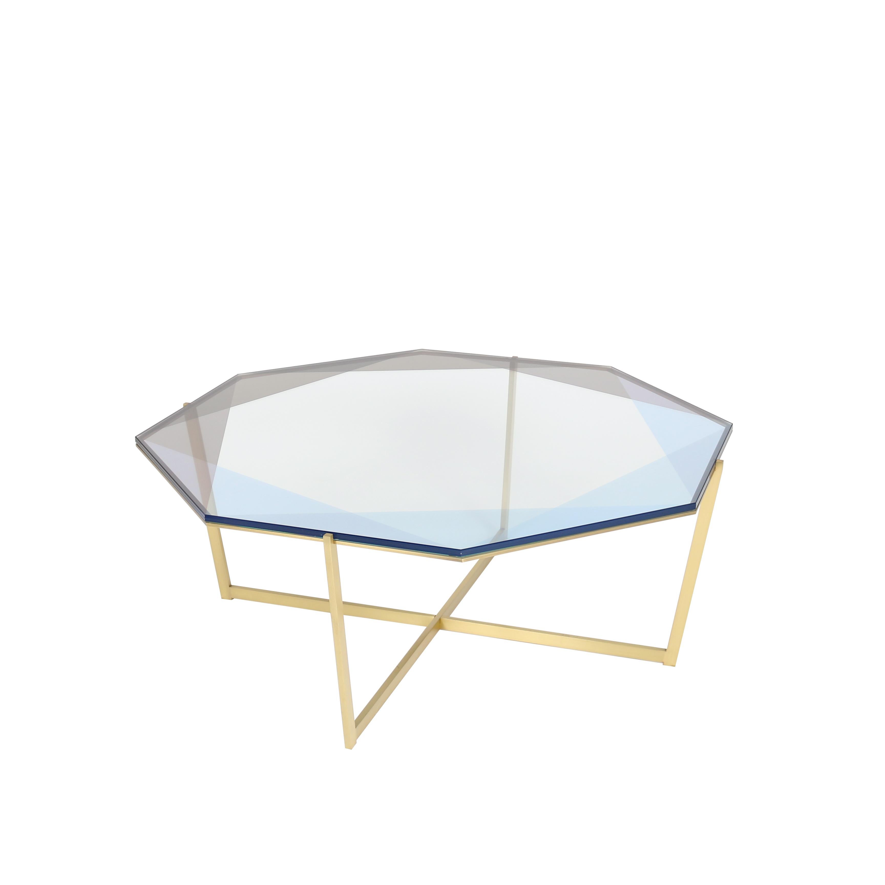 Notre collection de tables de pierres précieuses s'inspire des reflets de la lumière et des transparences que l'on trouve dans les pierres précieuses. Ces tables en métal et en verre traduisent des facettes par des couches de couleurs et des