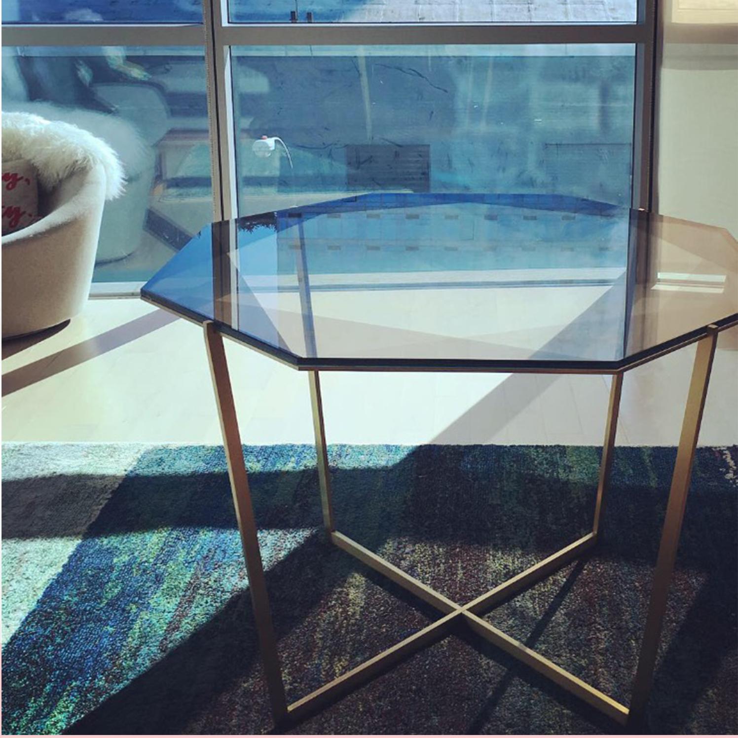 Brossé Table basse octogonale Gem - Verre bleu avec base en laiton par Debra Folz en vente