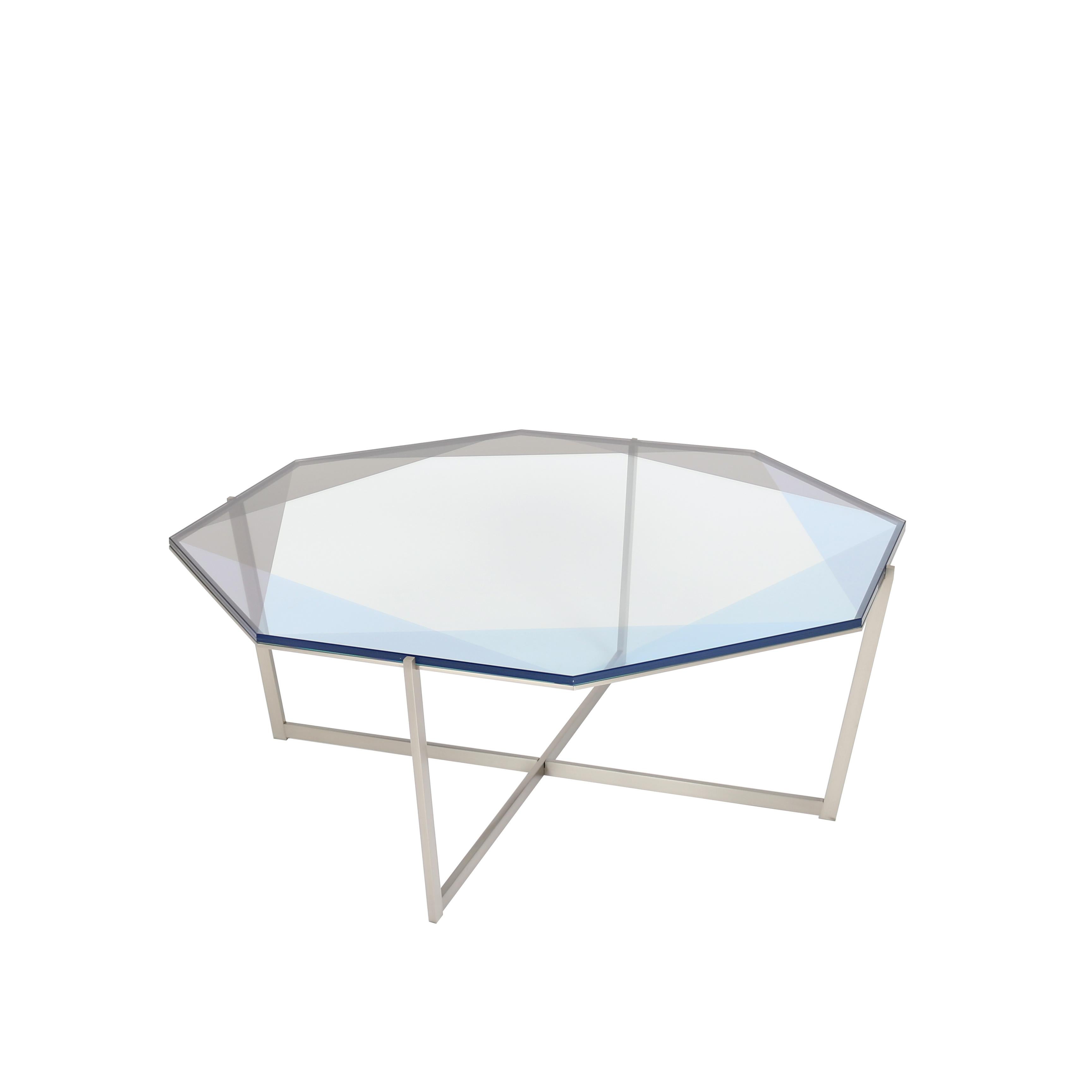 Notre collection de tables de pierres précieuses s'inspire des reflets de la lumière et des transparences que l'on trouve dans les pierres précieuses. Ces tables en métal et en verre traduisent des facettes par des couches de couleurs et des
