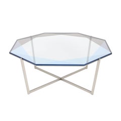 Table basse octogonale Gem - Verre bleu avec base en acier inoxydable par Debra Folz