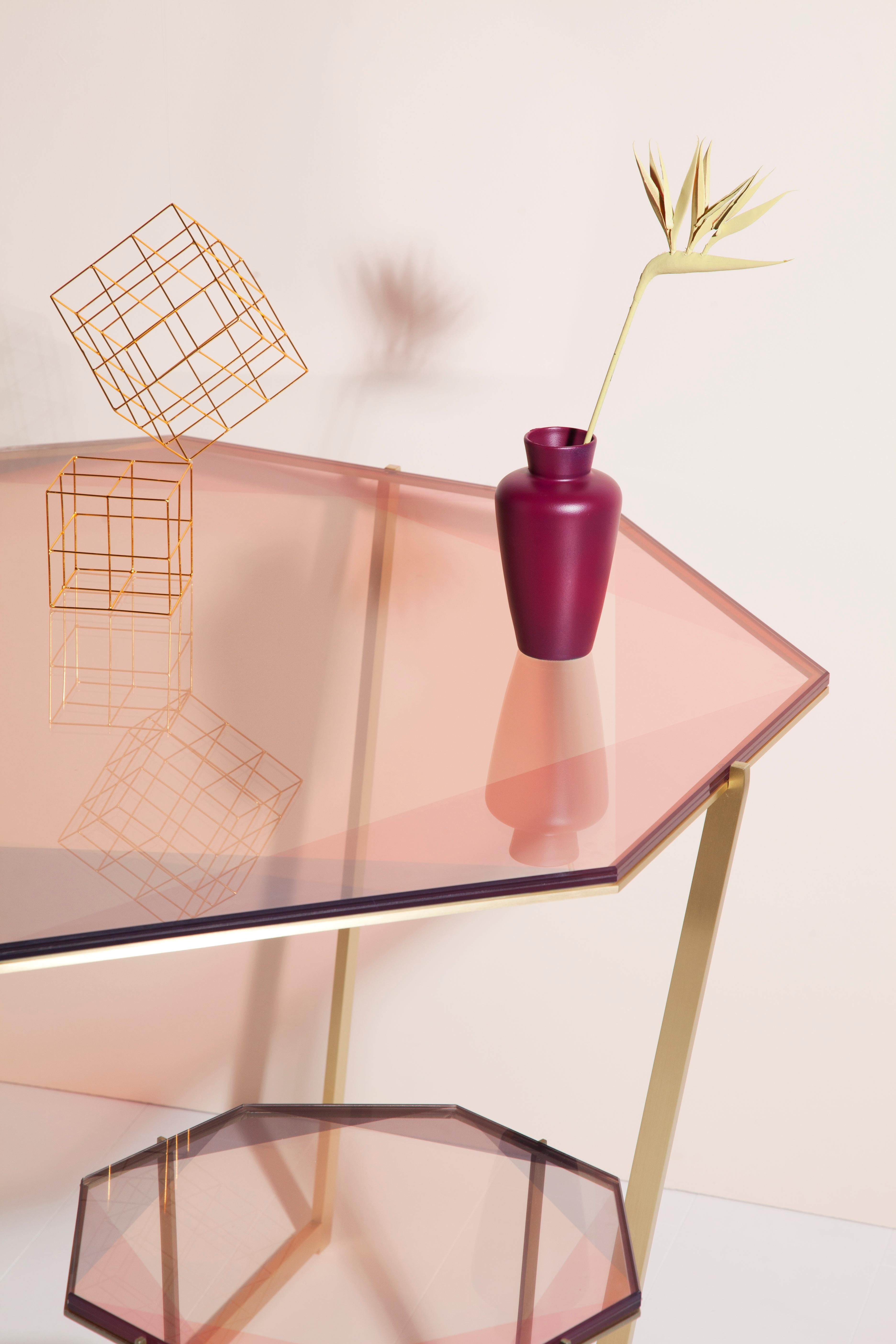 Américain Table basse octogonale Gem - Verre rose avec base en acier inoxydable par Debra Folz en vente