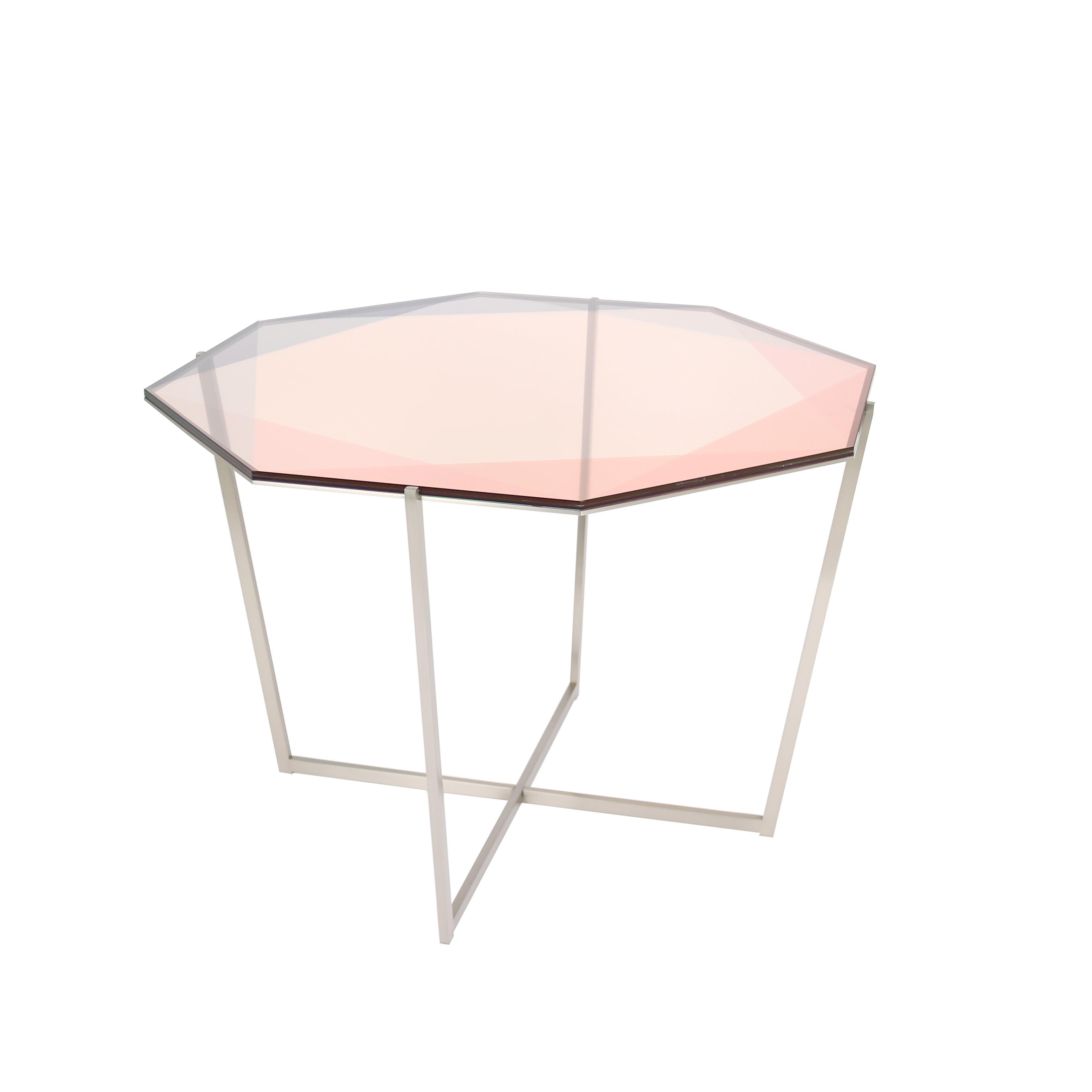 Notre collection de tables de pierres précieuses s'inspire des reflets de la lumière et des transparences que l'on trouve dans les pierres précieuses. Ces tables en métal et en verre traduisent des facettes par des couches de couleurs et des