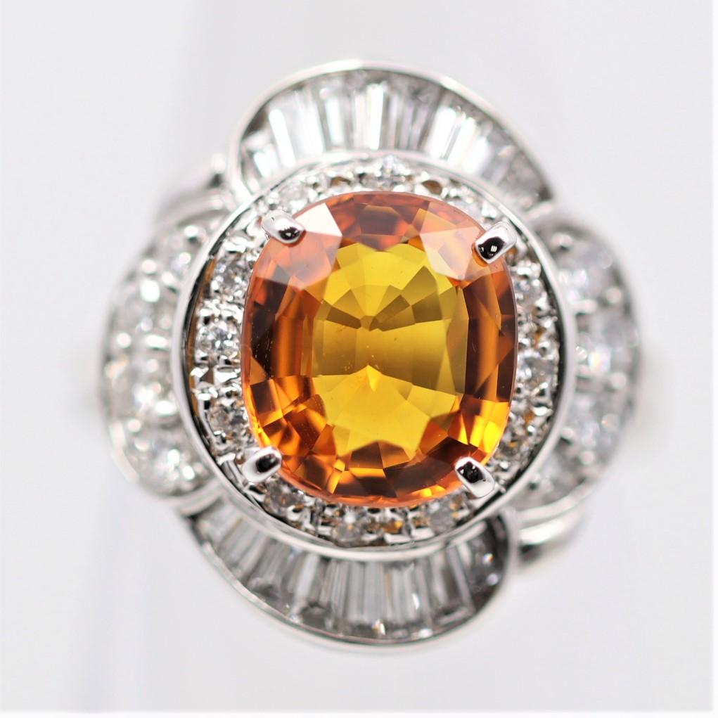 Im Mittelpunkt dieses Platinrings steht ein 3,99 Karat schwerer orangefarbener Fancy-Saphir von hervorragender Edelsteinqualität. Er hat eine leuchtende und intensive orange Farbe, aber was diesen Stein so schön macht, ist der brillante und