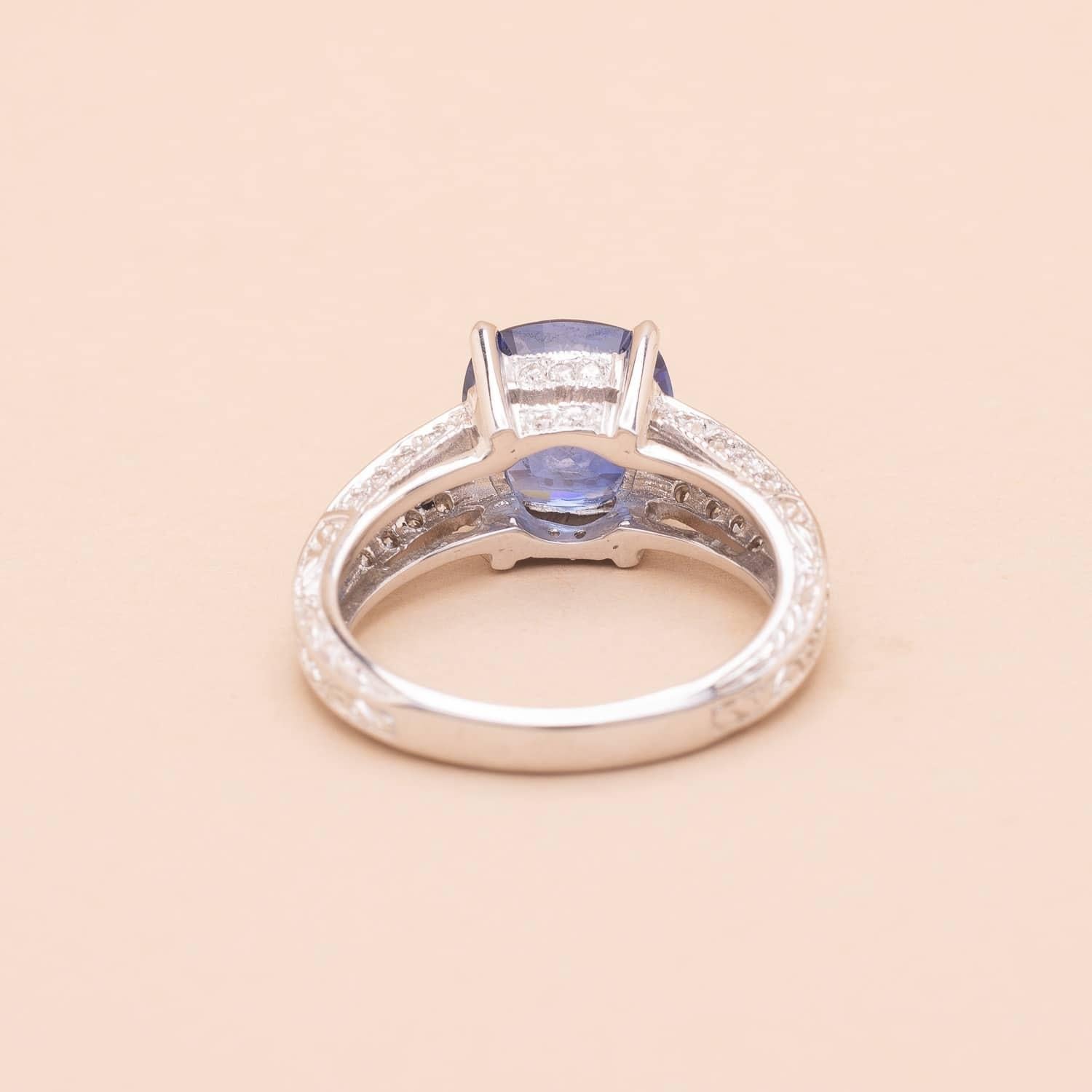 Cushion Cut GEM Paris Certified 3.37 carats sapphire ring  For Sale