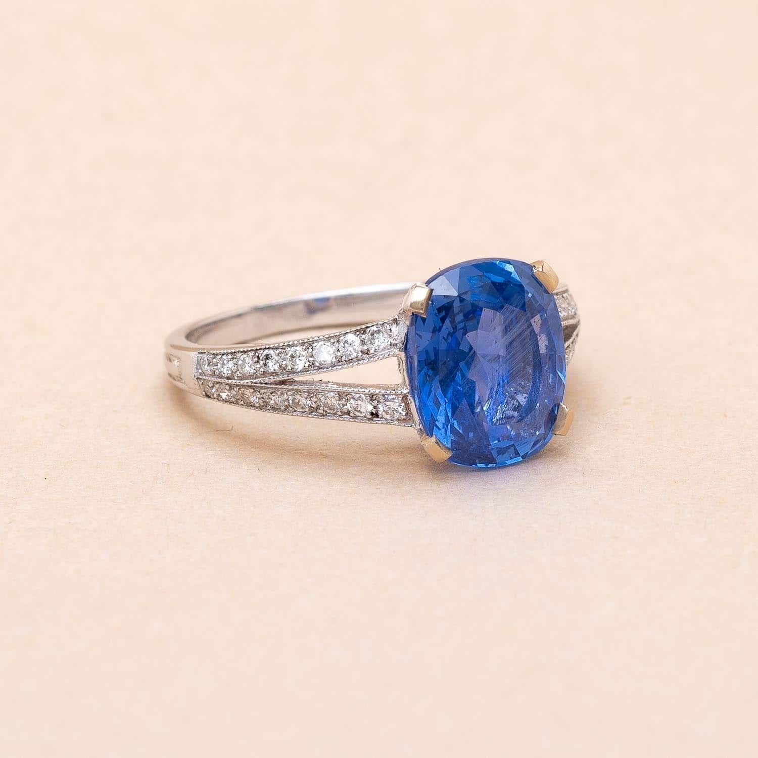 Oval Cut Gem Paris Certified 3.66 carat unheated sapphire ring For Sale