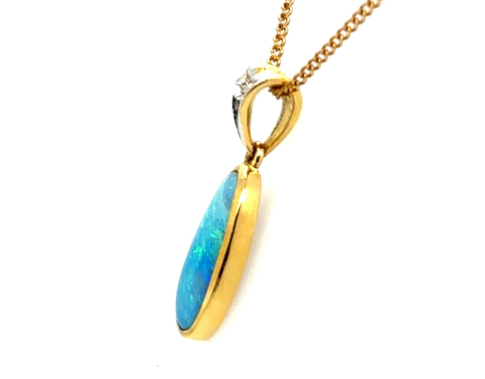 Taille ovale Collier pendentif en or jaune 18K Cabochon ovale d'opale noire de qualité gemme en vente