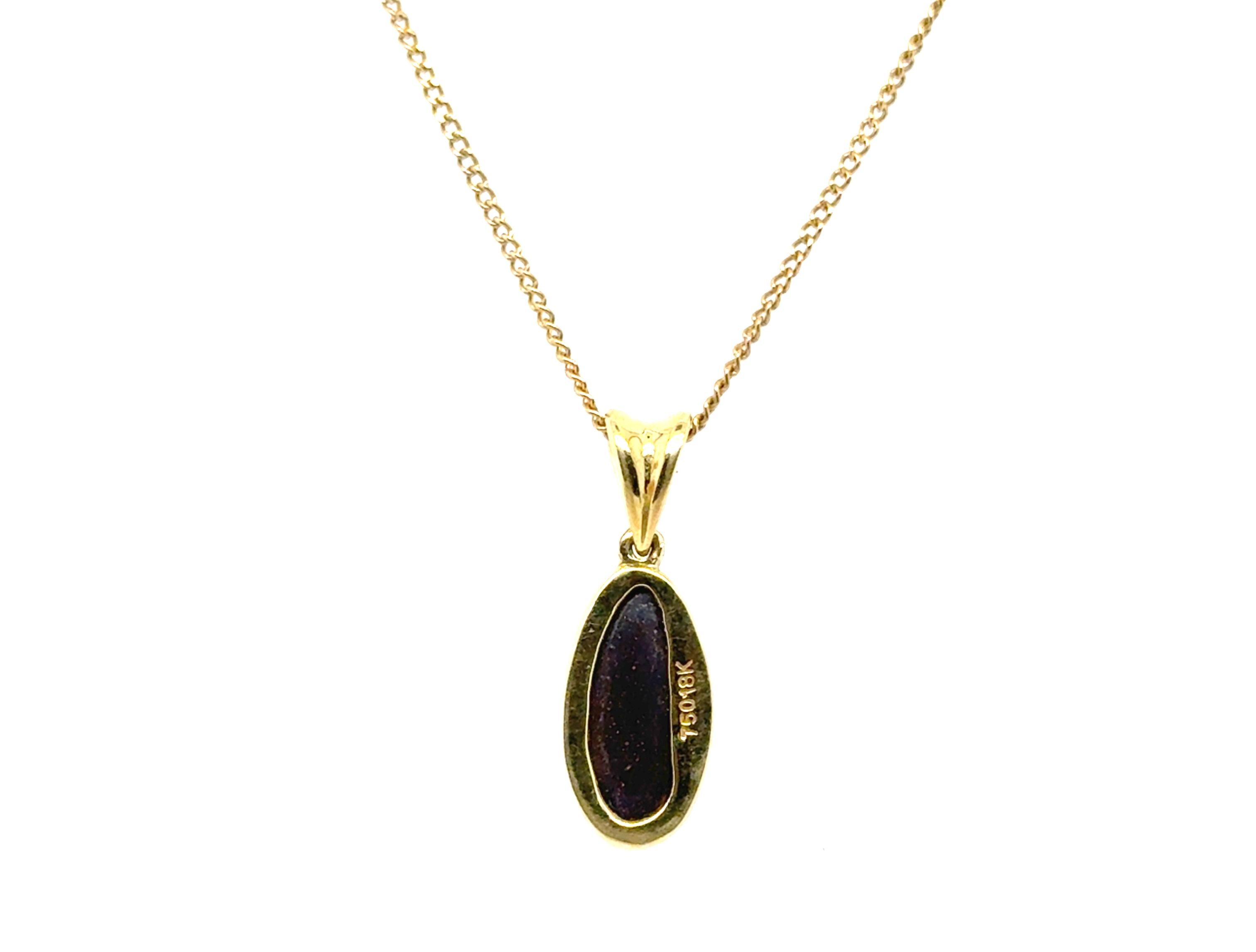 Collier pendentif en or jaune 18K Cabochon ovale d'opale noire de qualité gemme Excellent état - En vente à Dearborn, MI
