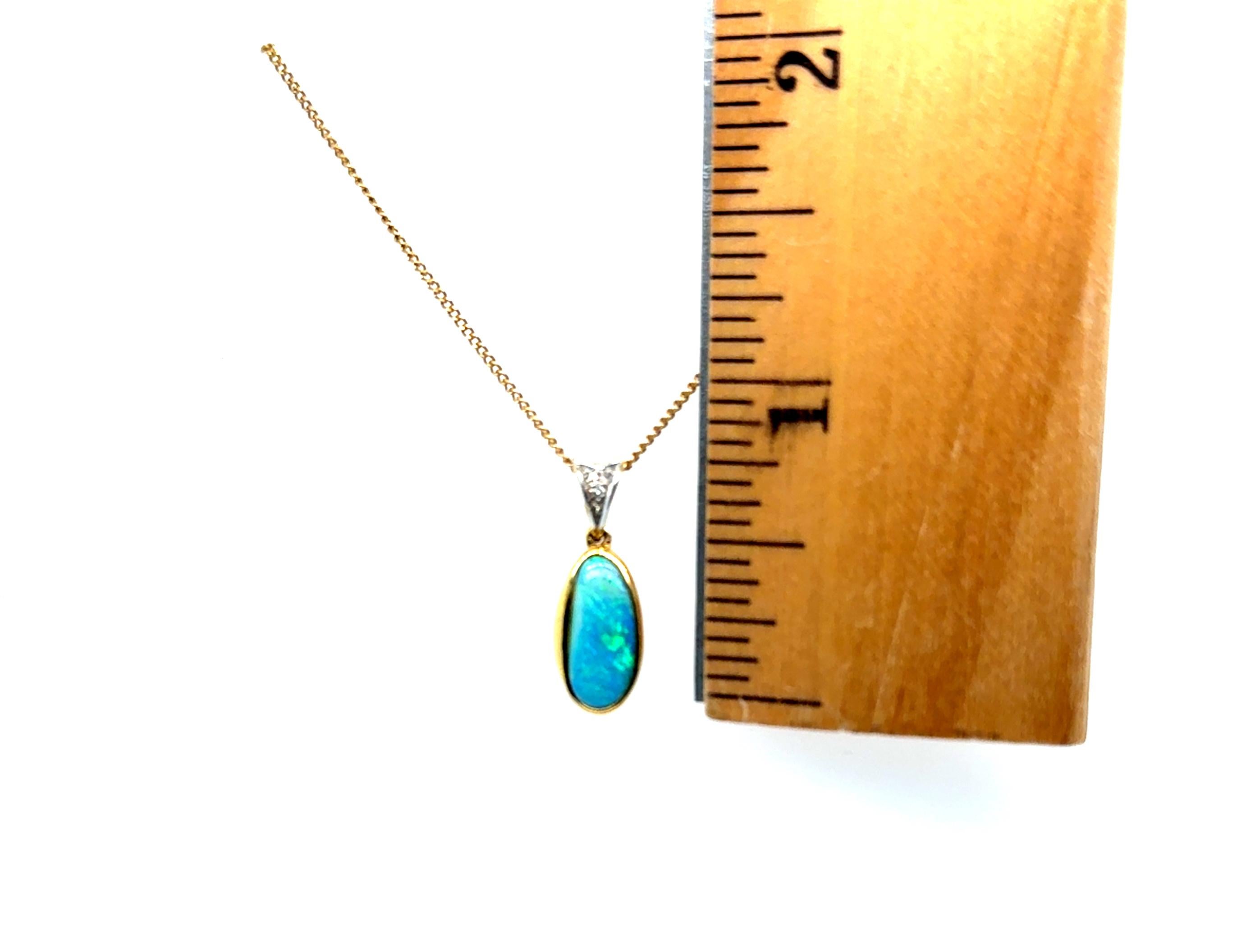 Collier pendentif en or jaune 18K Cabochon ovale d'opale noire de qualité gemme en vente 1