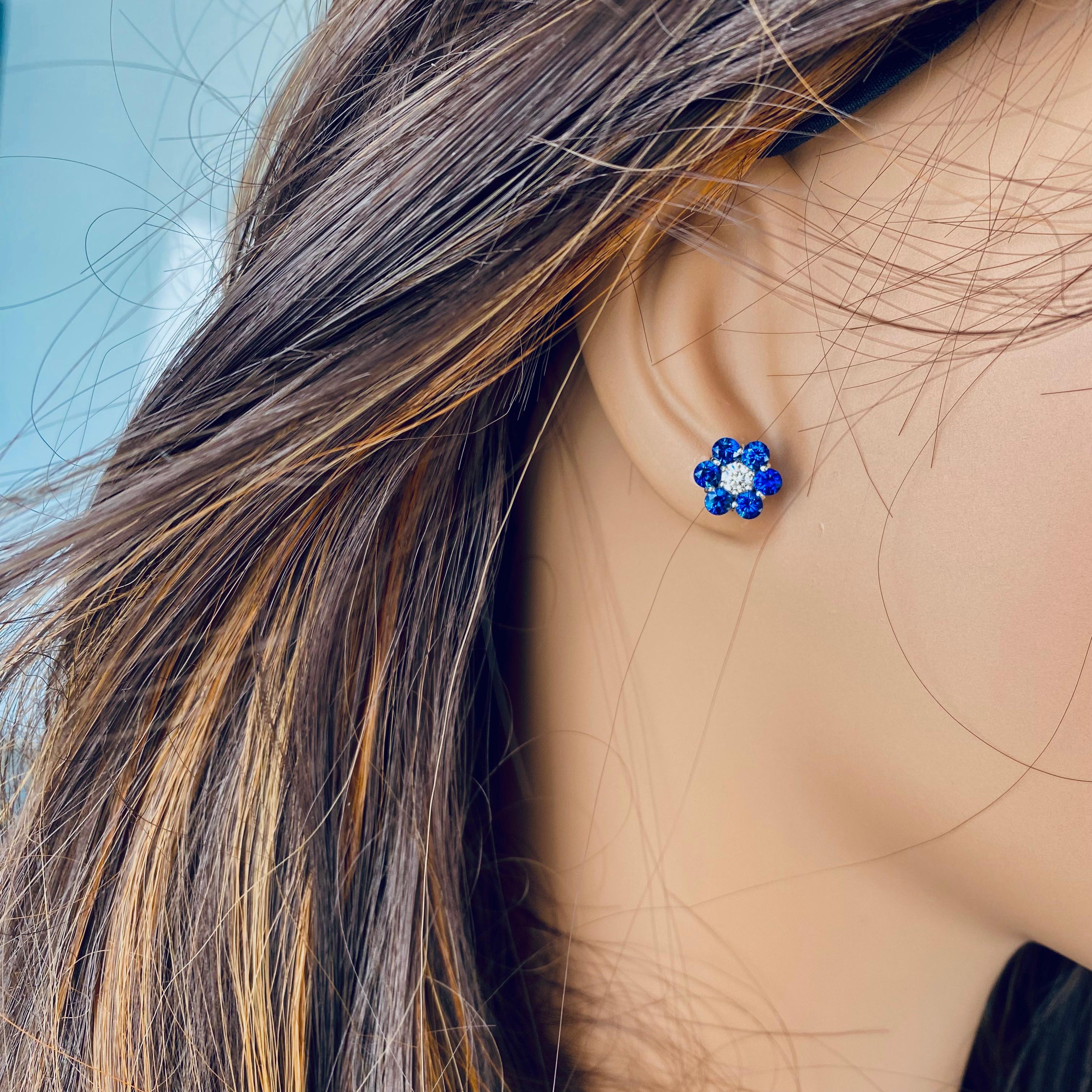Orecchini in oro con zaffiro blu e diamante di qualità gemmologica da 2,65 carati e fiori da 0,40 pollici in vendita 4