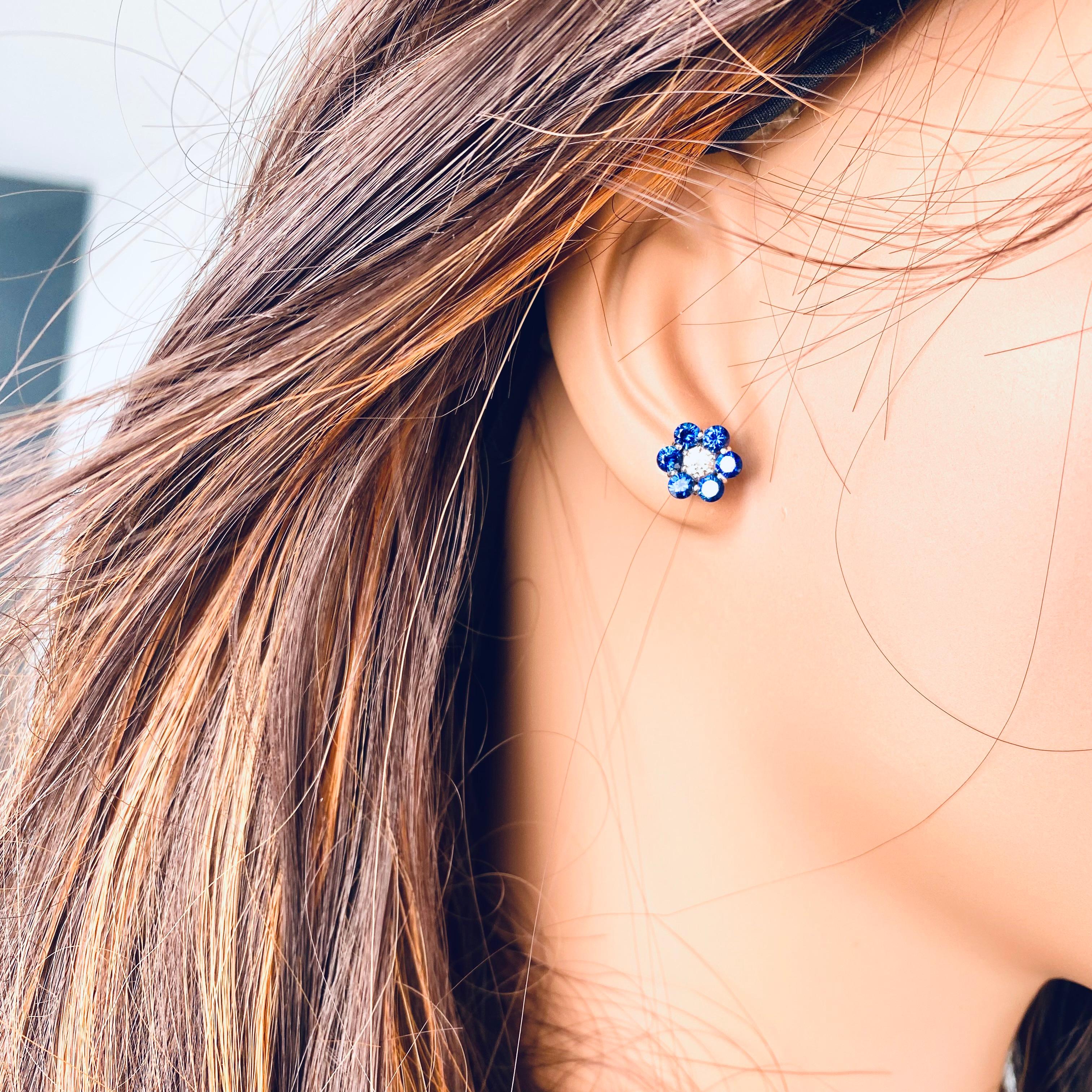 Taglio rotondo Orecchini in oro con zaffiro blu e diamante di qualità gemmologica da 2,65 carati e fiori da 0,40 pollici in vendita