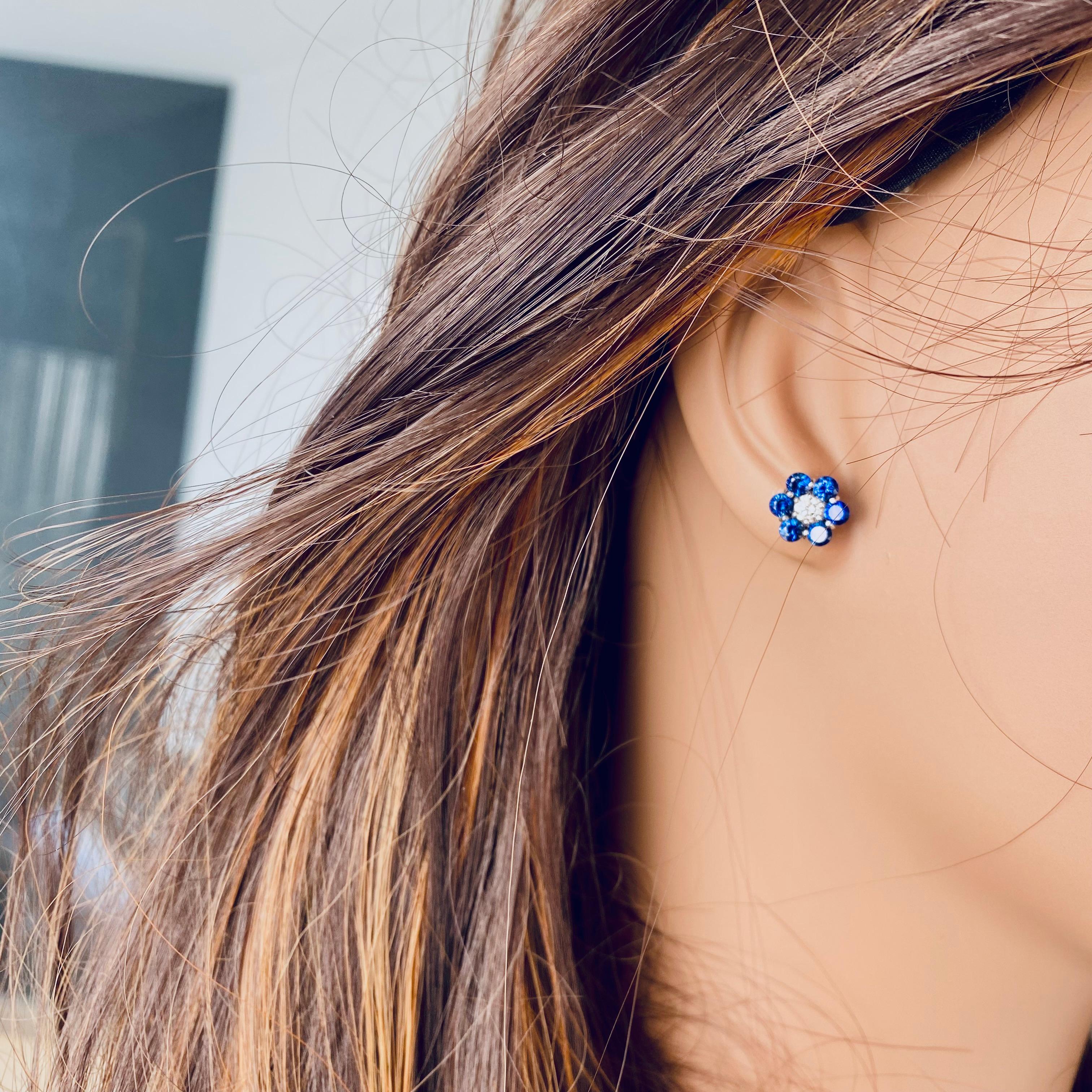 da uomo o donna Orecchini in oro con zaffiro blu e diamante di qualità gemmologica da 2,65 carati e fiori da 0,40 pollici in vendita