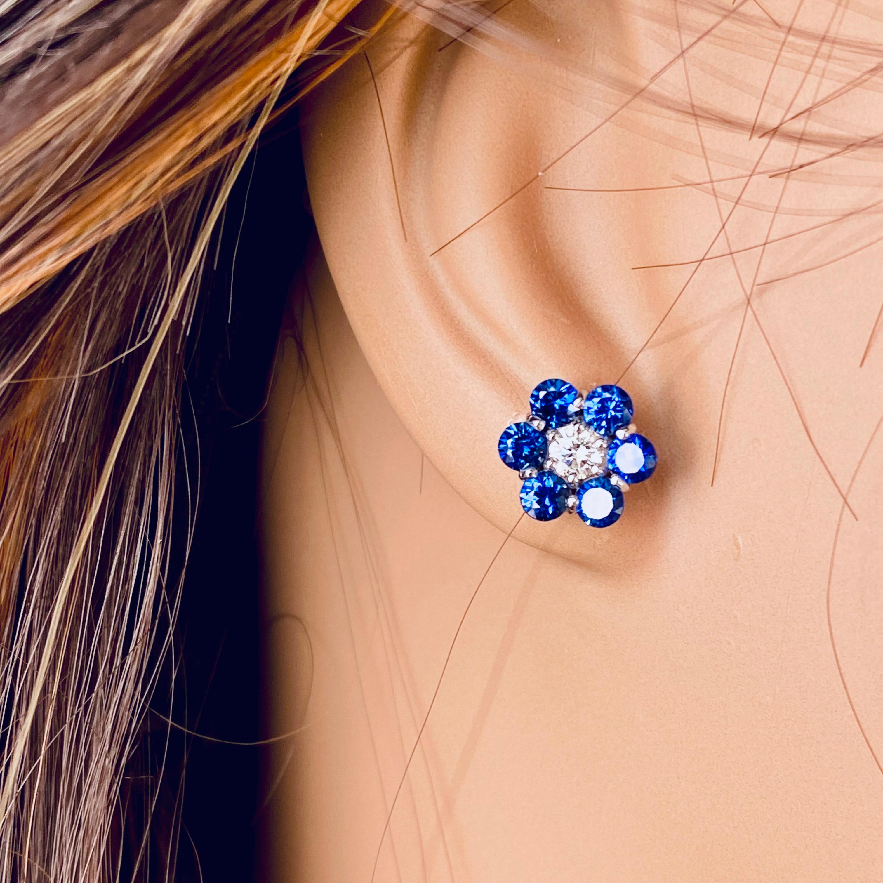 Orecchini in oro con zaffiro blu e diamante di qualità gemmologica da 2,65 carati e fiori da 0,40 pollici in vendita 1