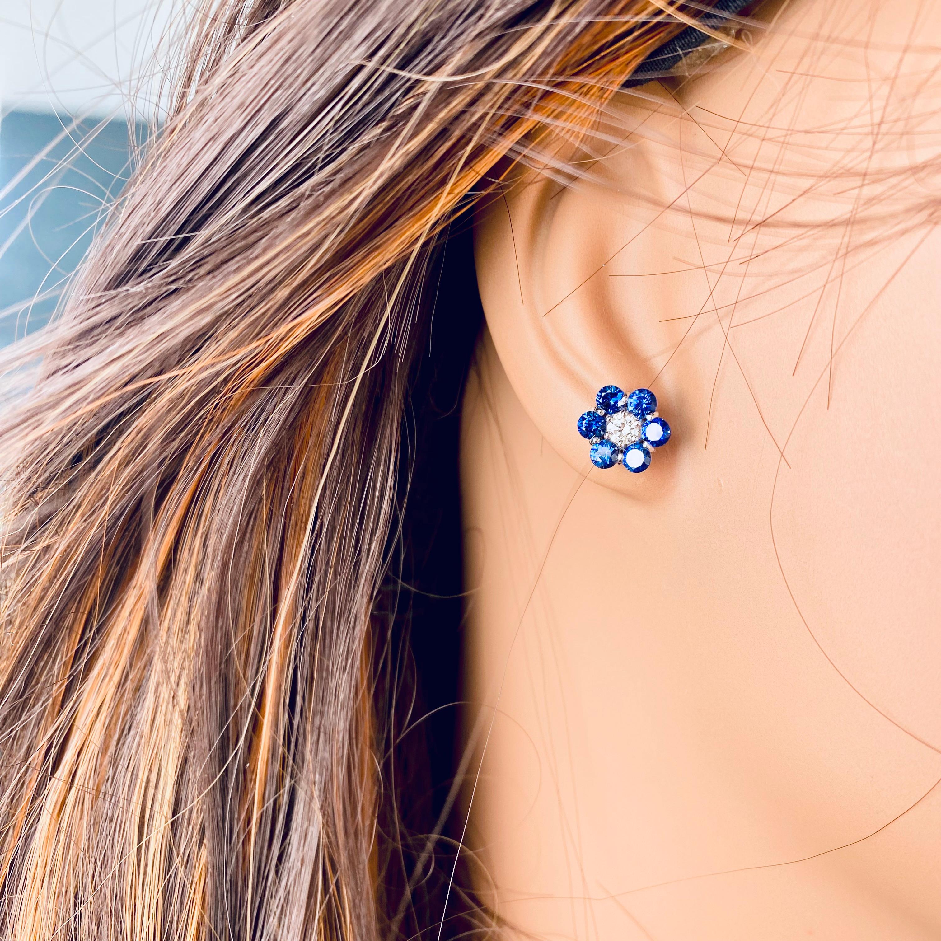 Orecchini in oro con zaffiro blu e diamante di qualità gemmologica da 2,65 carati e fiori da 0,40 pollici in vendita 3