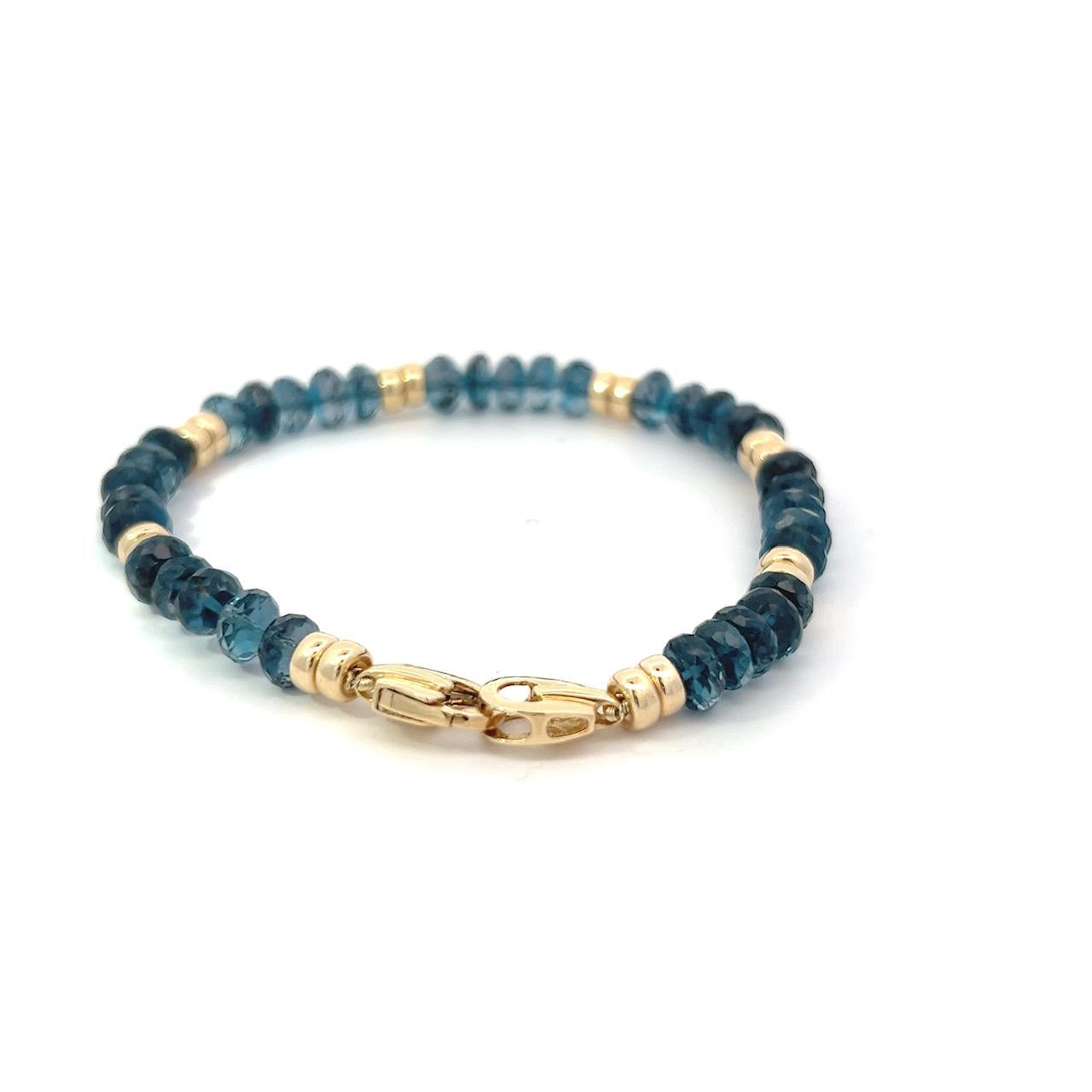 Perle Bracelet de perles en or jaune 14k et topaze bleue de qualité gemme en vente