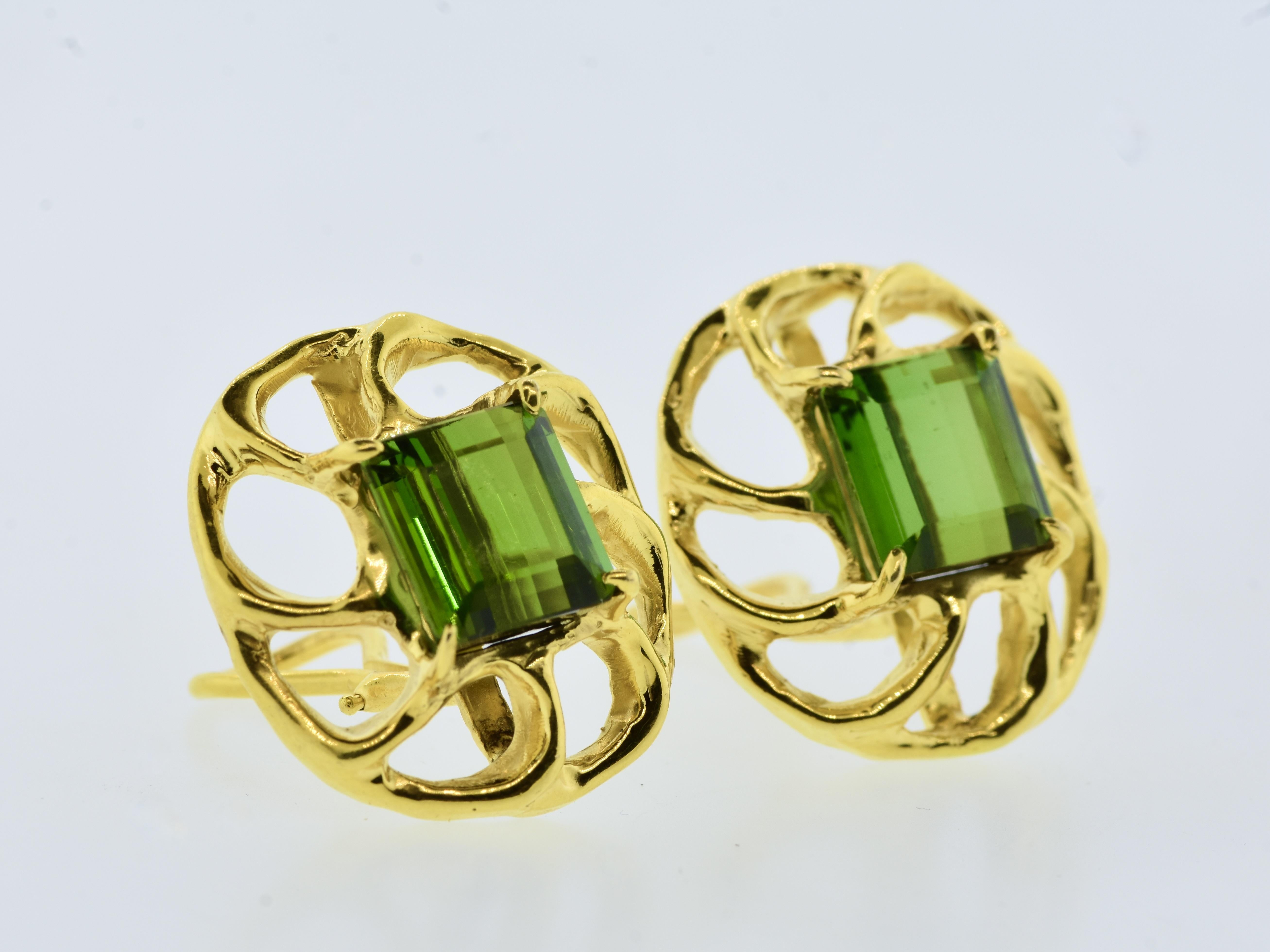 Gem Quality Fine Tourmalines, 10 cts., in well made Contemporary Gold Earrings In Excellent Condition For Sale In Aspen, CO