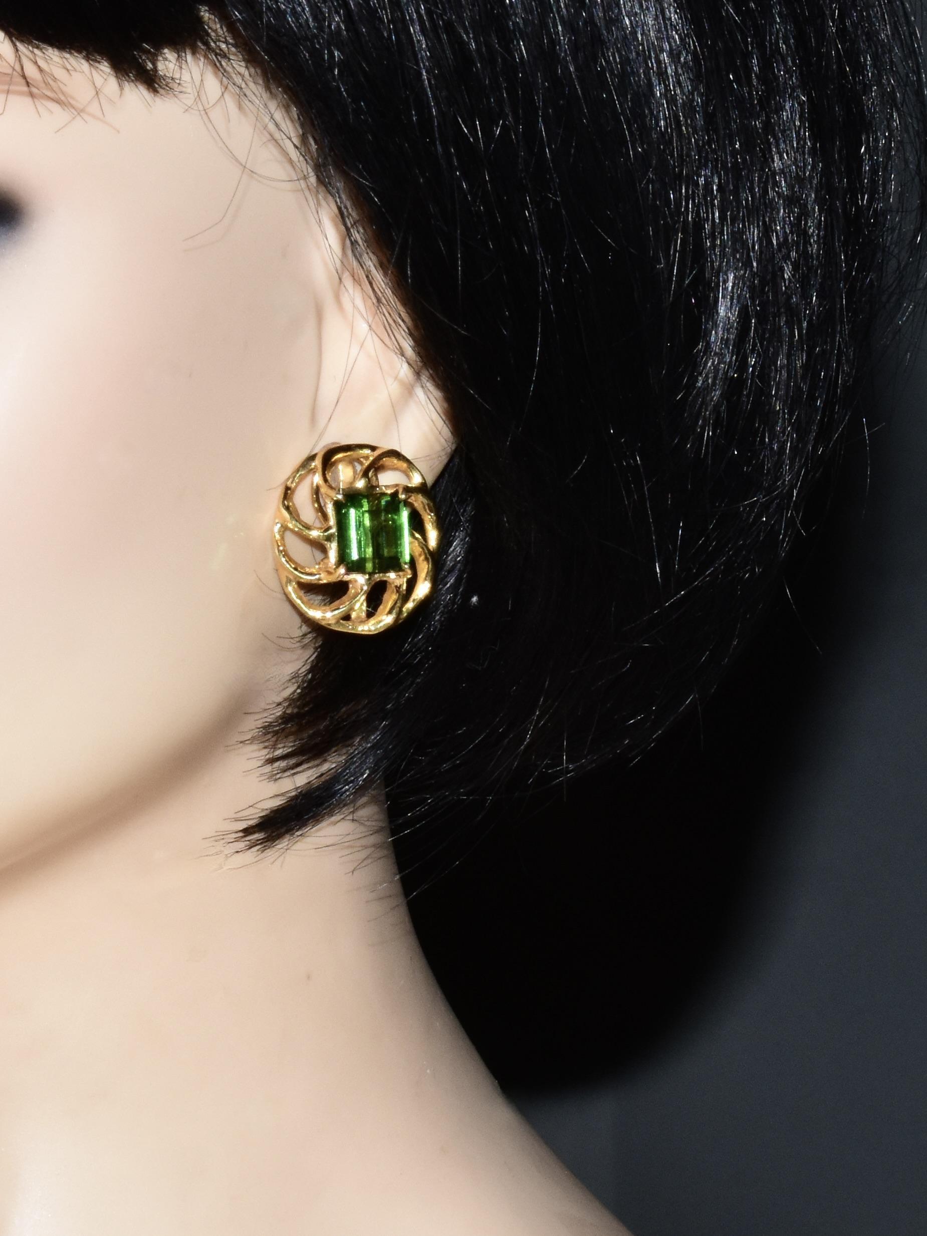 Gem Quality Fine Tourmalines, 10 cts., in well made Contemporary Gold Earrings For Sale 2