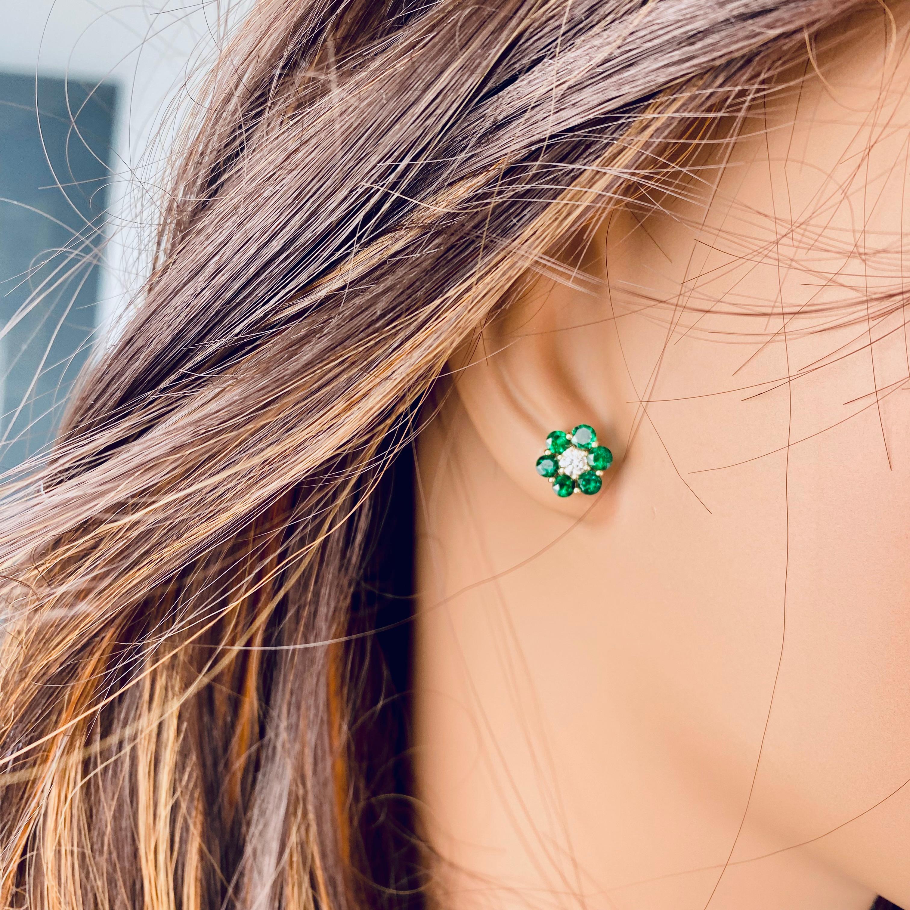Ohrringe in Edelsteinqualität mit grünem Smaragd und Diamant 2,14 Karat geblümter 0,40 Zoll Gold  (Rundschliff) im Angebot