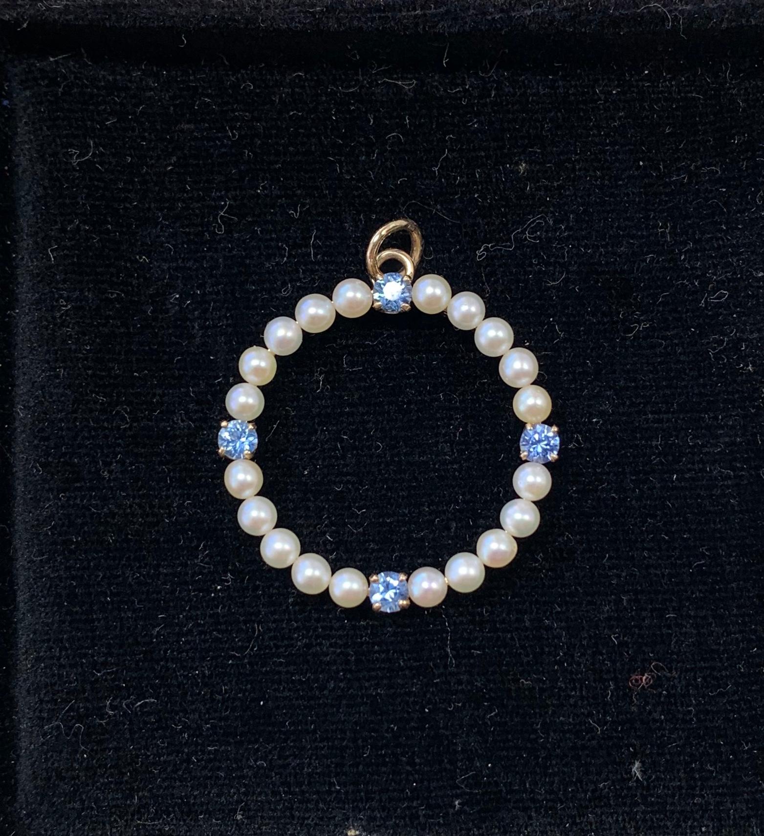 Gem Quality Natural Sapphire Art Deco Pearl Circle Pendant Antique Necklace Gold In Good Condition For Sale In New York, NY