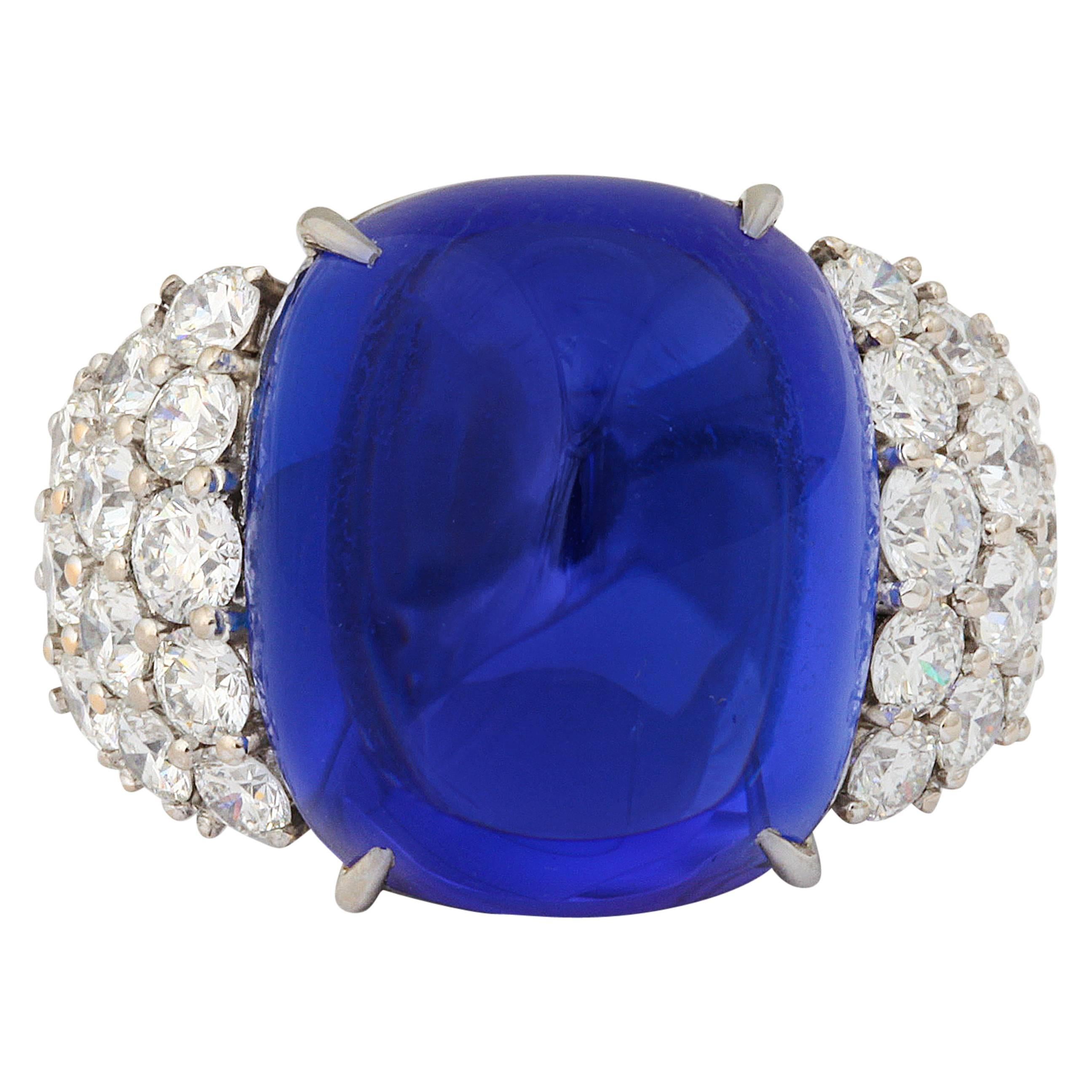 Bague en tanzanite taillée en pain de sucre et diamant de qualité gemme