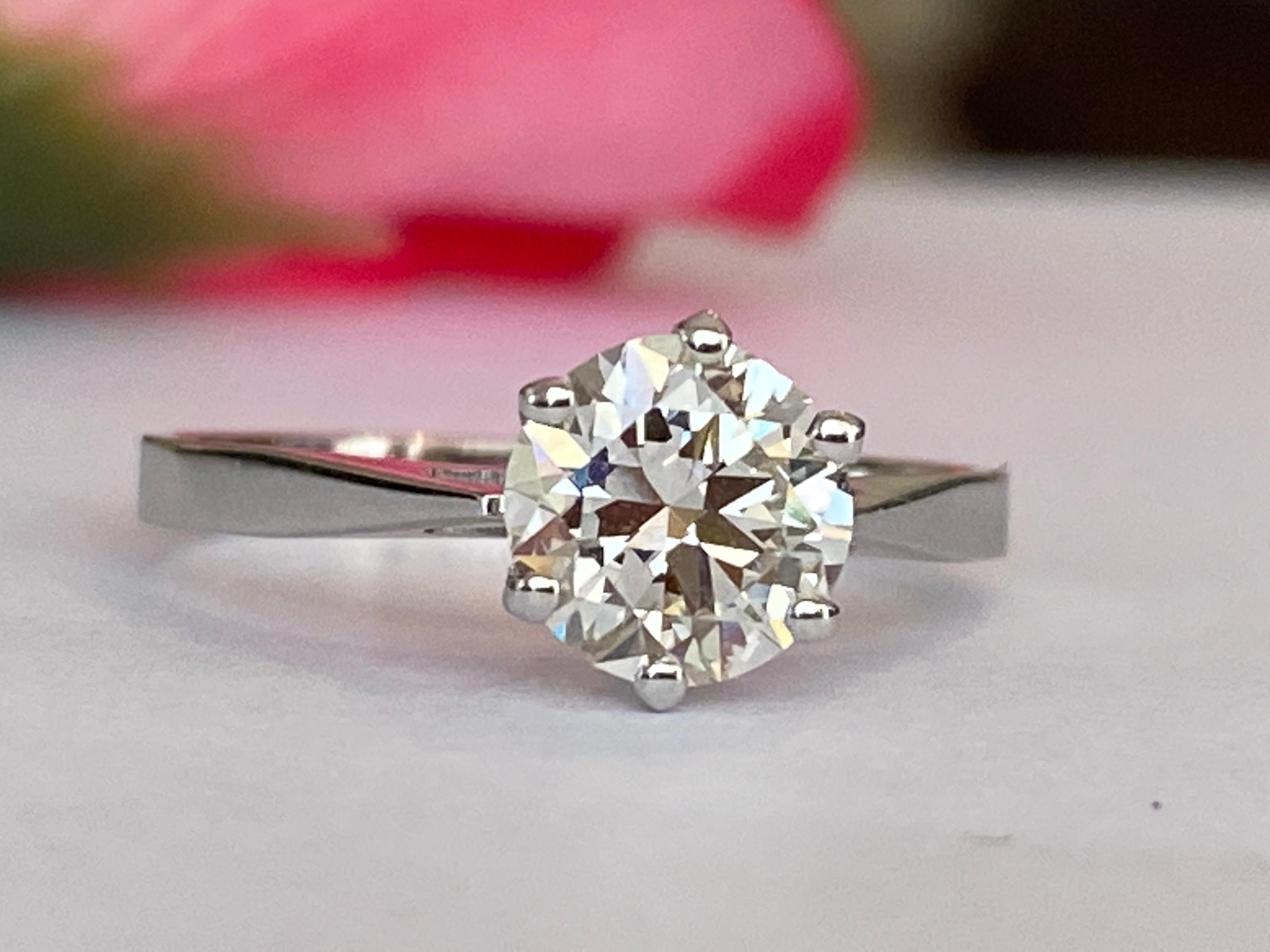 Este antiguo anillo de compromiso solitario, un raro tesoro de la época Art Déco (hacia 1915-1935), exhibe un diamante de talla europea antigua de 1,24 quilates, famoso por sus facetas grandes y gruesas y su romántico brillo a la luz de las velas.