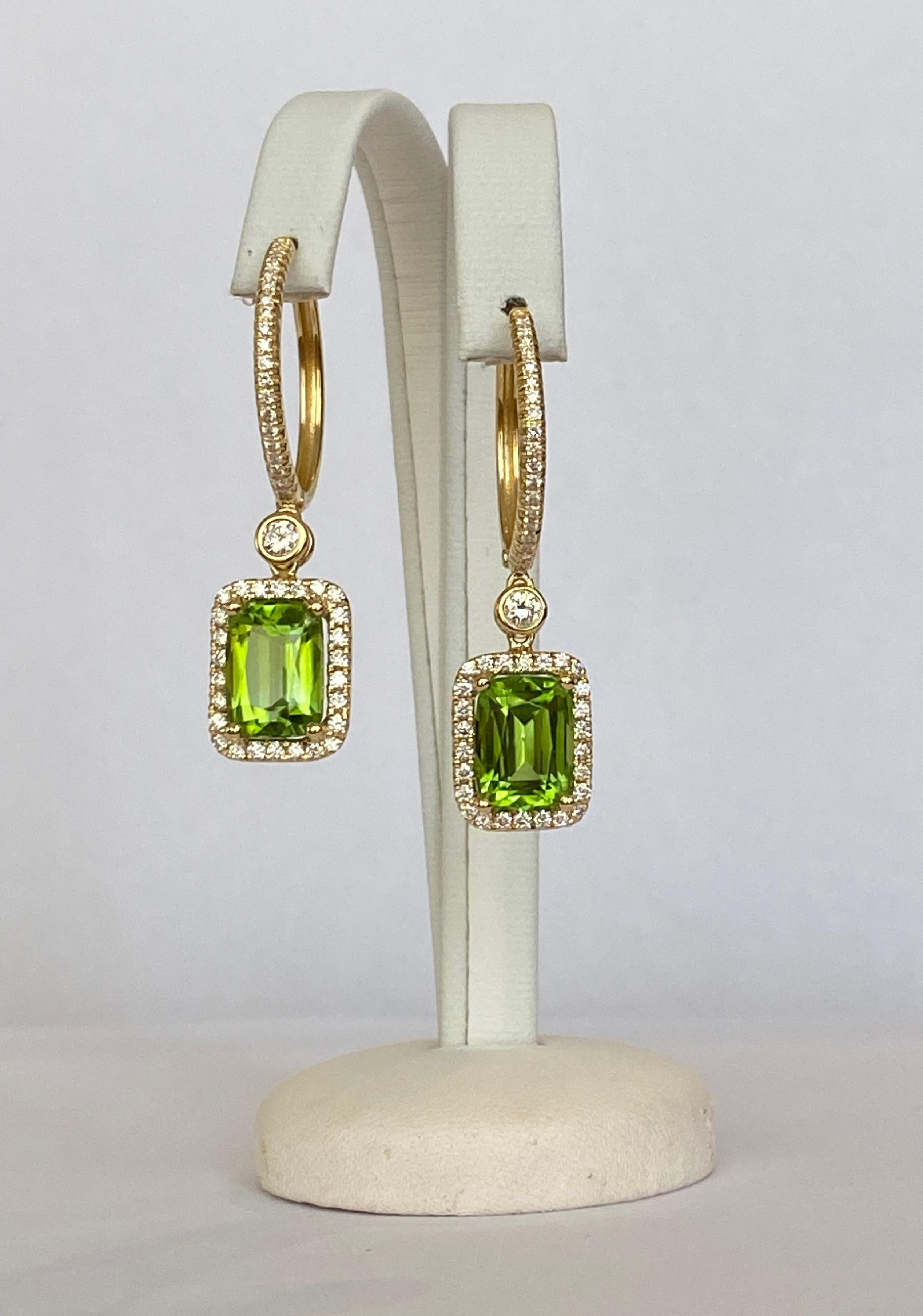 Offerti in condizioni pari al nuovo, bellissimi orecchini in giallo 18 kt  oro con peridoto e diamanti. Il certificato GEM Report è incluso. Esclusivo fatto a mano  gioielli con pietre di alta qualità! I peridoti sono  non sono stati trattati e