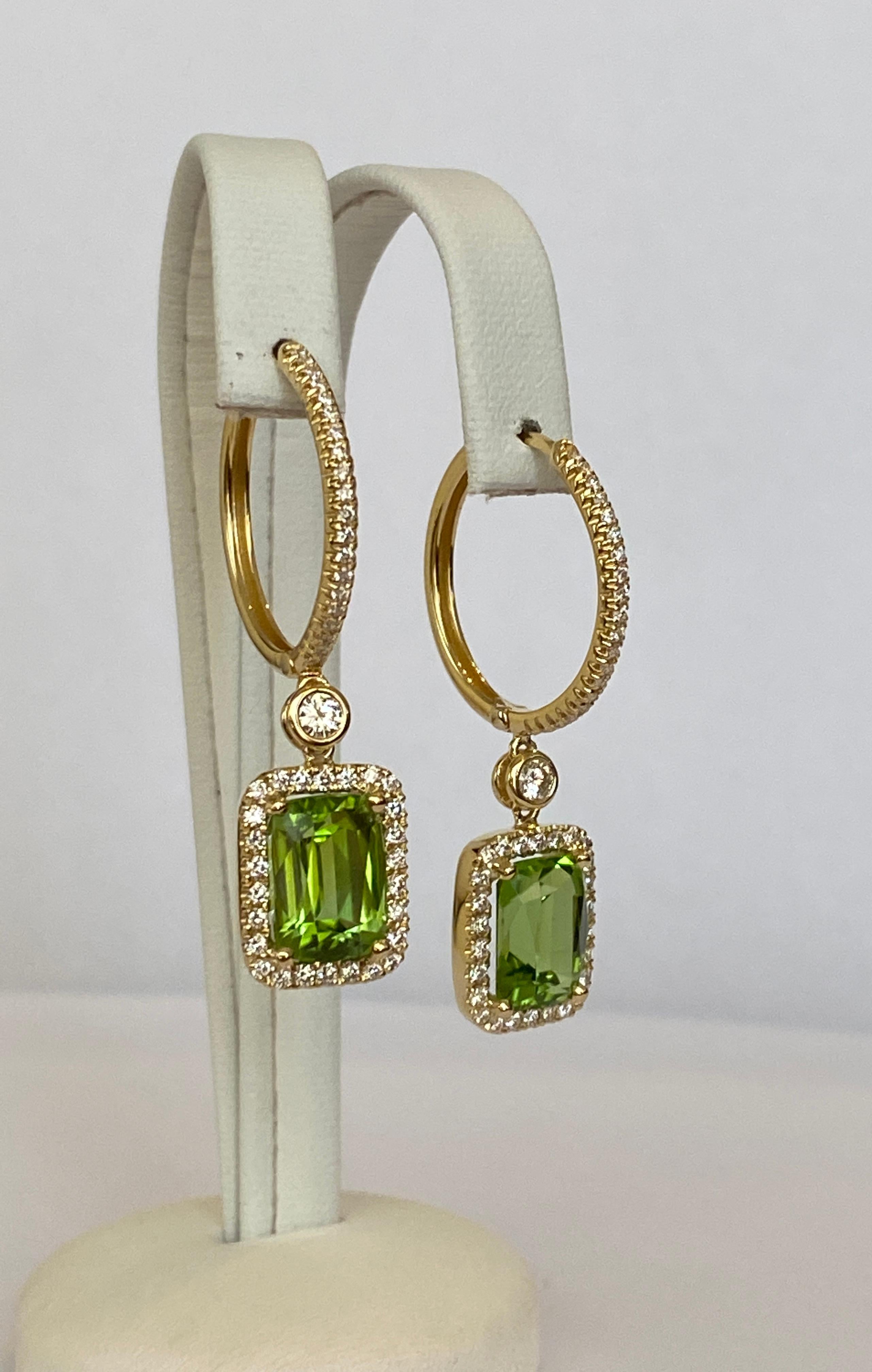 Peridoto verde lime certificato e  Orecchini con diamanti in oro giallo 18 kt in vendita 1