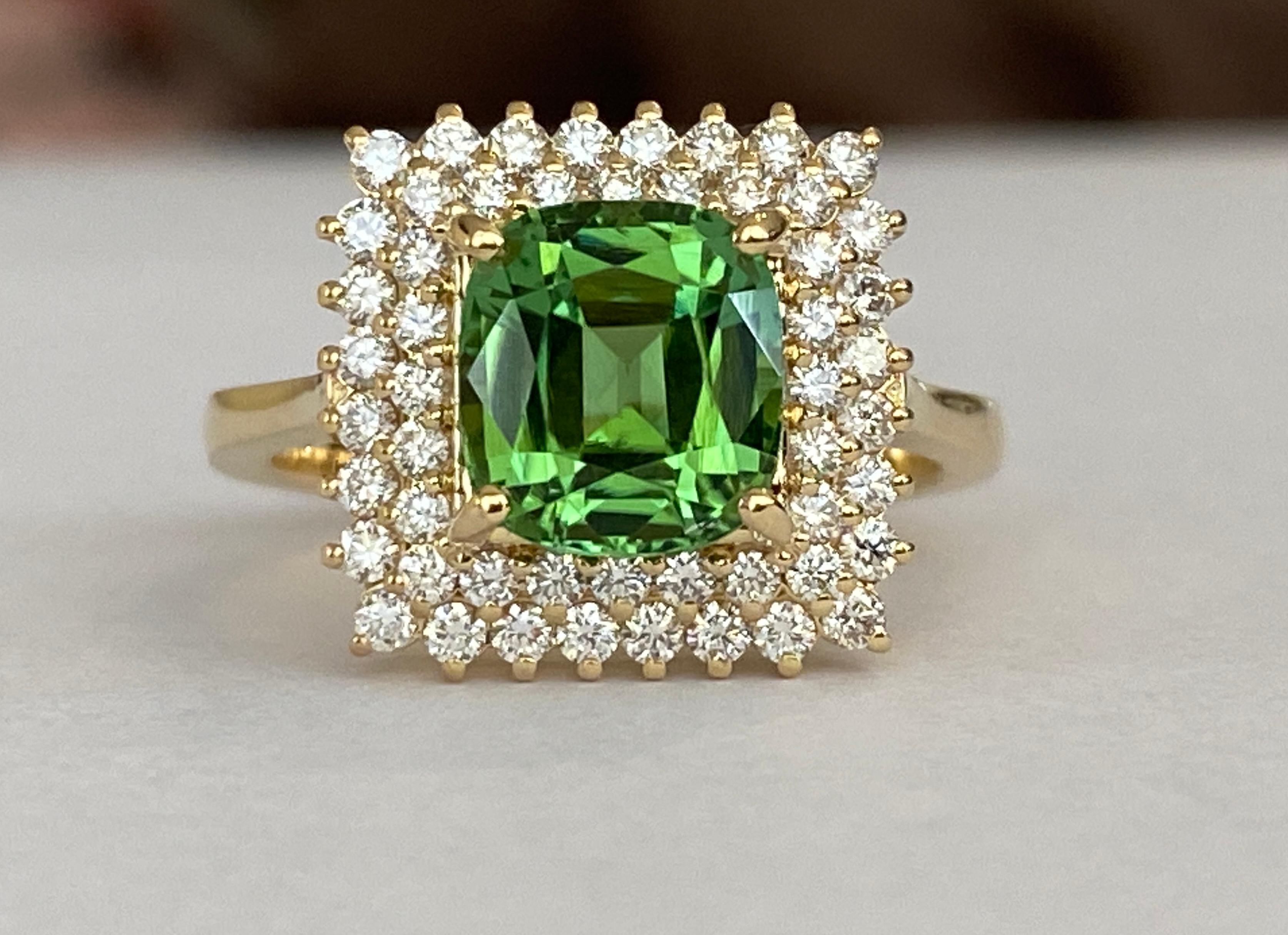 Bague exclusive en or jaune 18 carats sertie d'une tourmaline Verdelite taille coussin mixte de 2,50 carats et ornée de 52 pièces de diamants taille brillant. Total des diamants : 0.78ct F/G/VS/SI. Le certificat du rapport Rem est inclus. Numéro