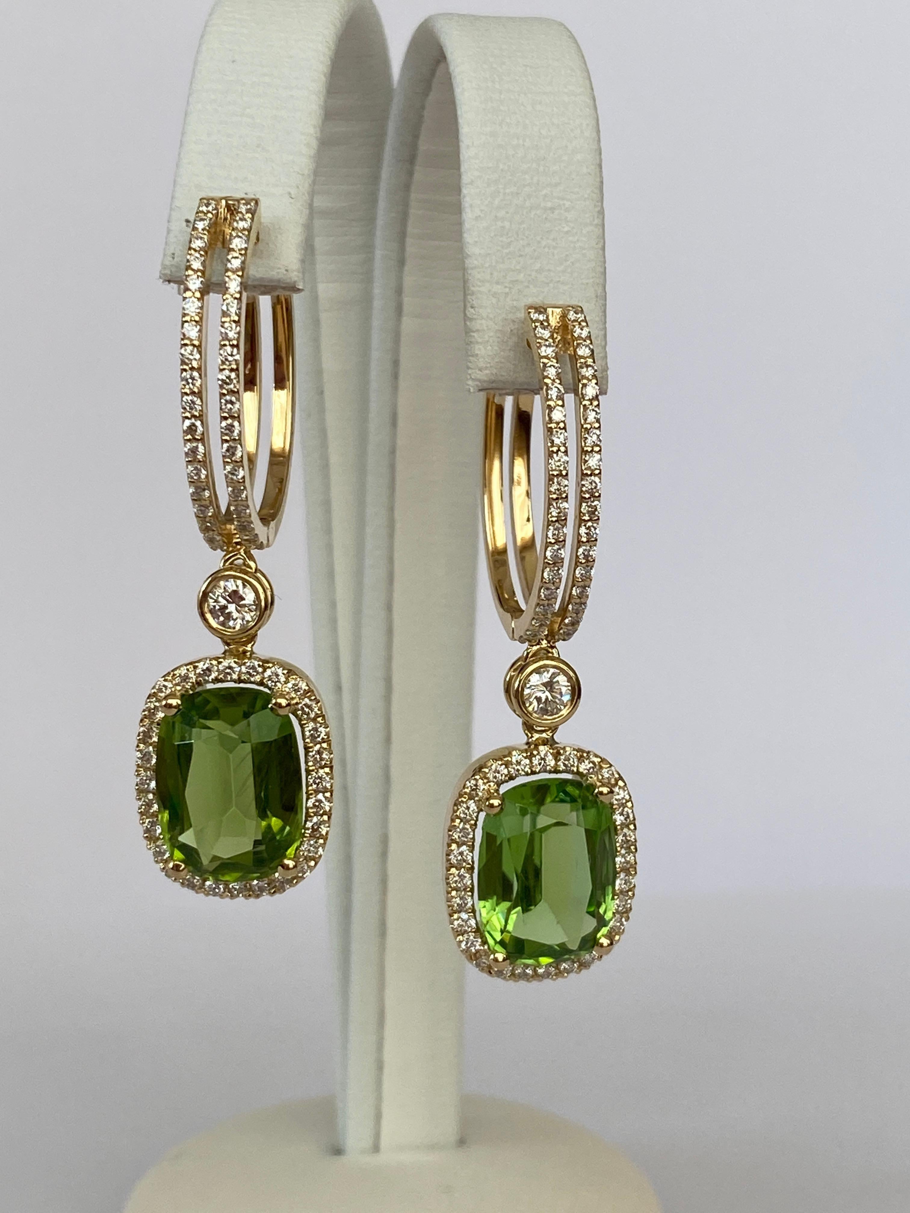 Offerti in condizioni pari al nuovo, bellissimi orecchini in giallo 18 kt  oro con peridoto e diamanti. Il certificato GEM Report è incluso. Esclusivo fatto a mano  gioielli con pietre di alta qualità! I peridoti sono  non sono stati trattati e