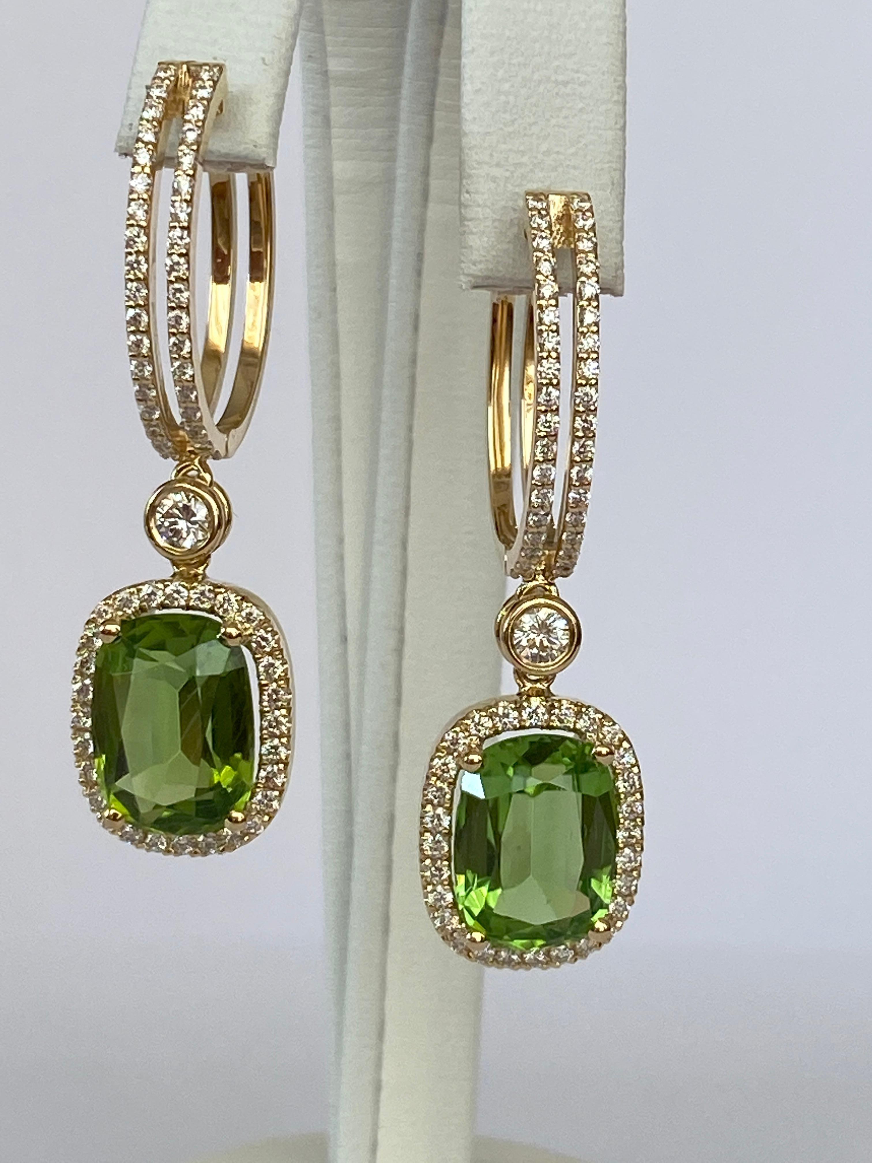 Contemporaneo Orecchini con peridoto e diamanti certificati da 8,15 carati in oro giallo 18 kt in vendita