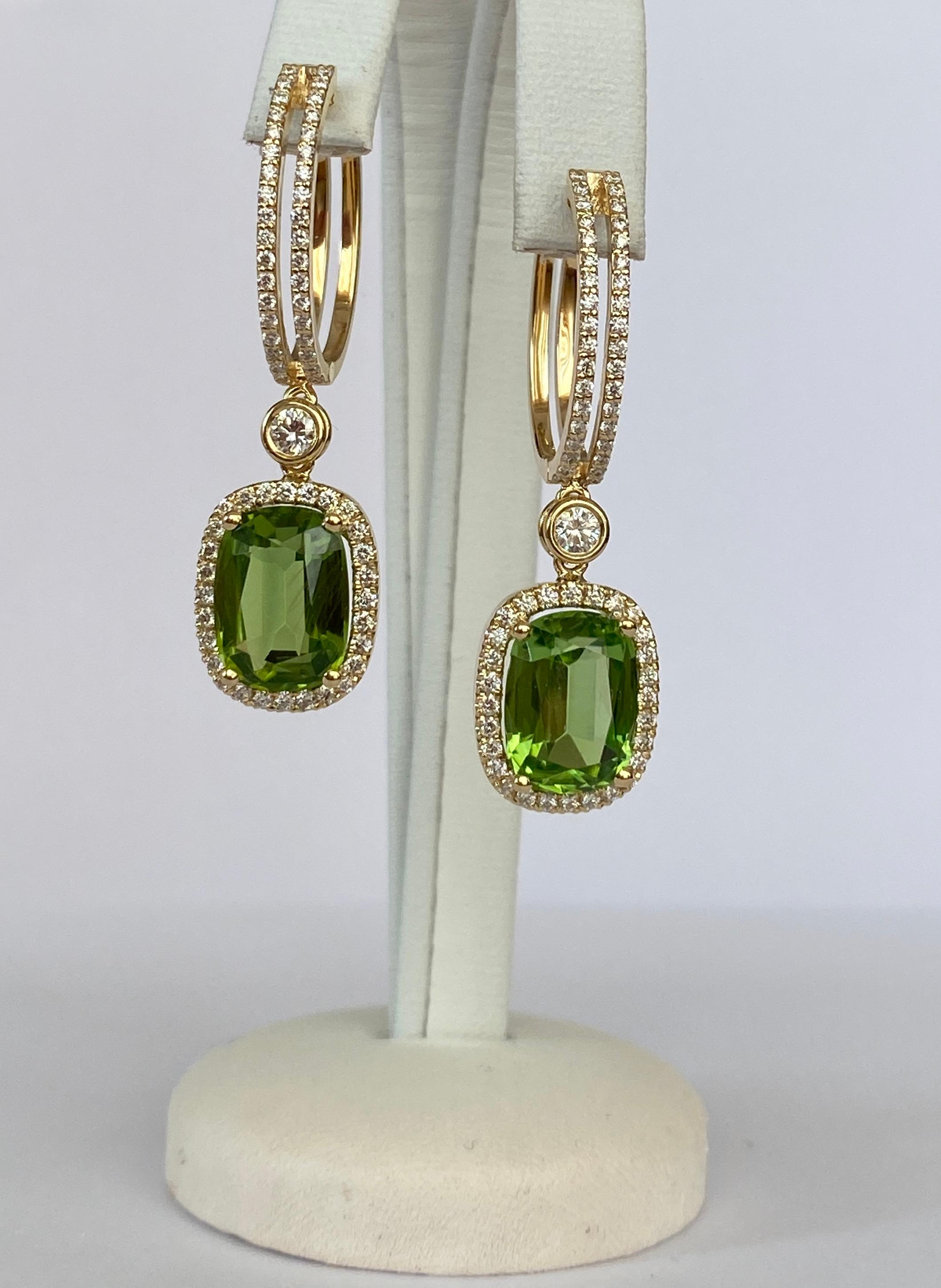 Taglio cuscino Orecchini con peridoto e diamanti certificati da 8,15 carati in oro giallo 18 kt in vendita