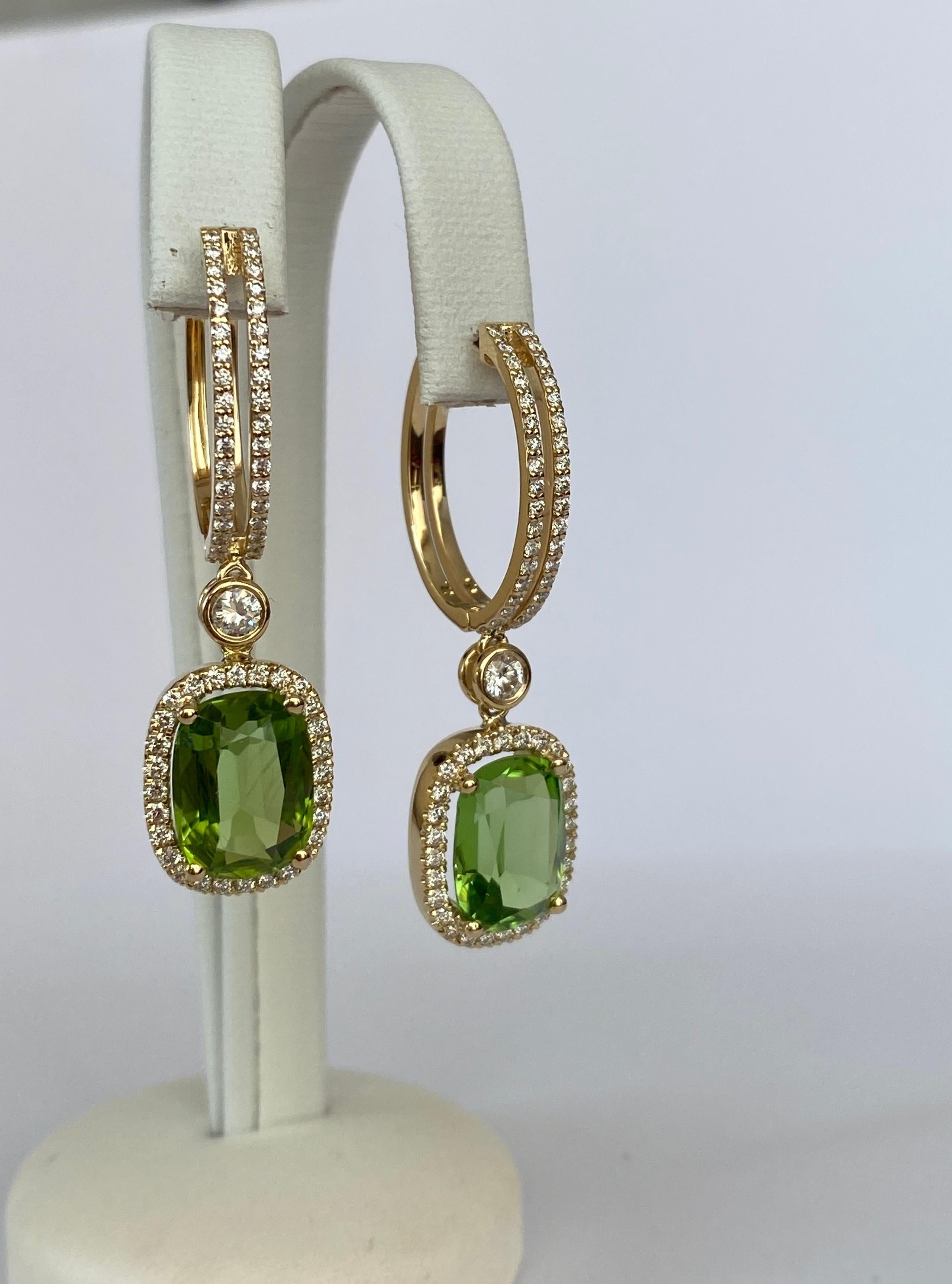 Donna Orecchini con peridoto e diamanti certificati da 8,15 carati in oro giallo 18 kt in vendita